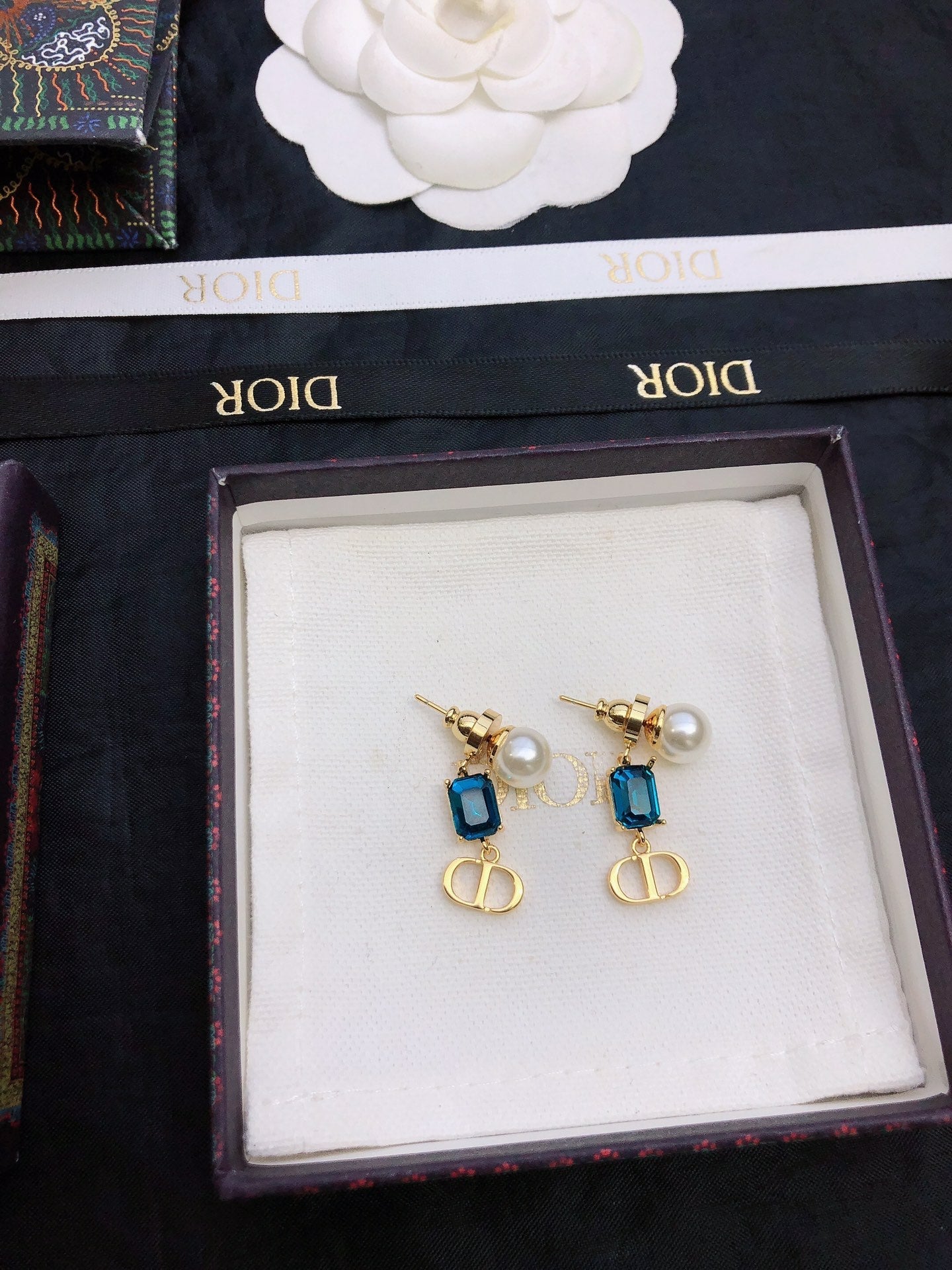CD 26S BLUE CRYSTAL PEARL DROP EARRINGS IN GOLD TONE METAL 645629
