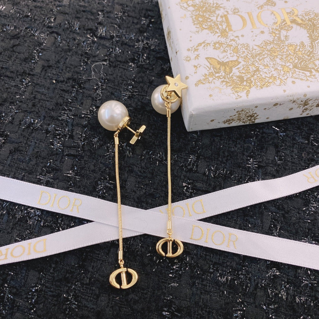 CD 26S PEARL STAR CHAIN DROP EARRINGS IN GOLD TONE METAL 645638