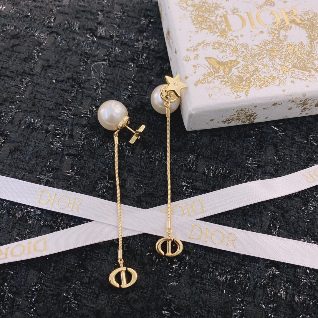 CD 26S PEARL STAR CHAIN DROP EARRINGS IN GOLD TONE METAL 645638