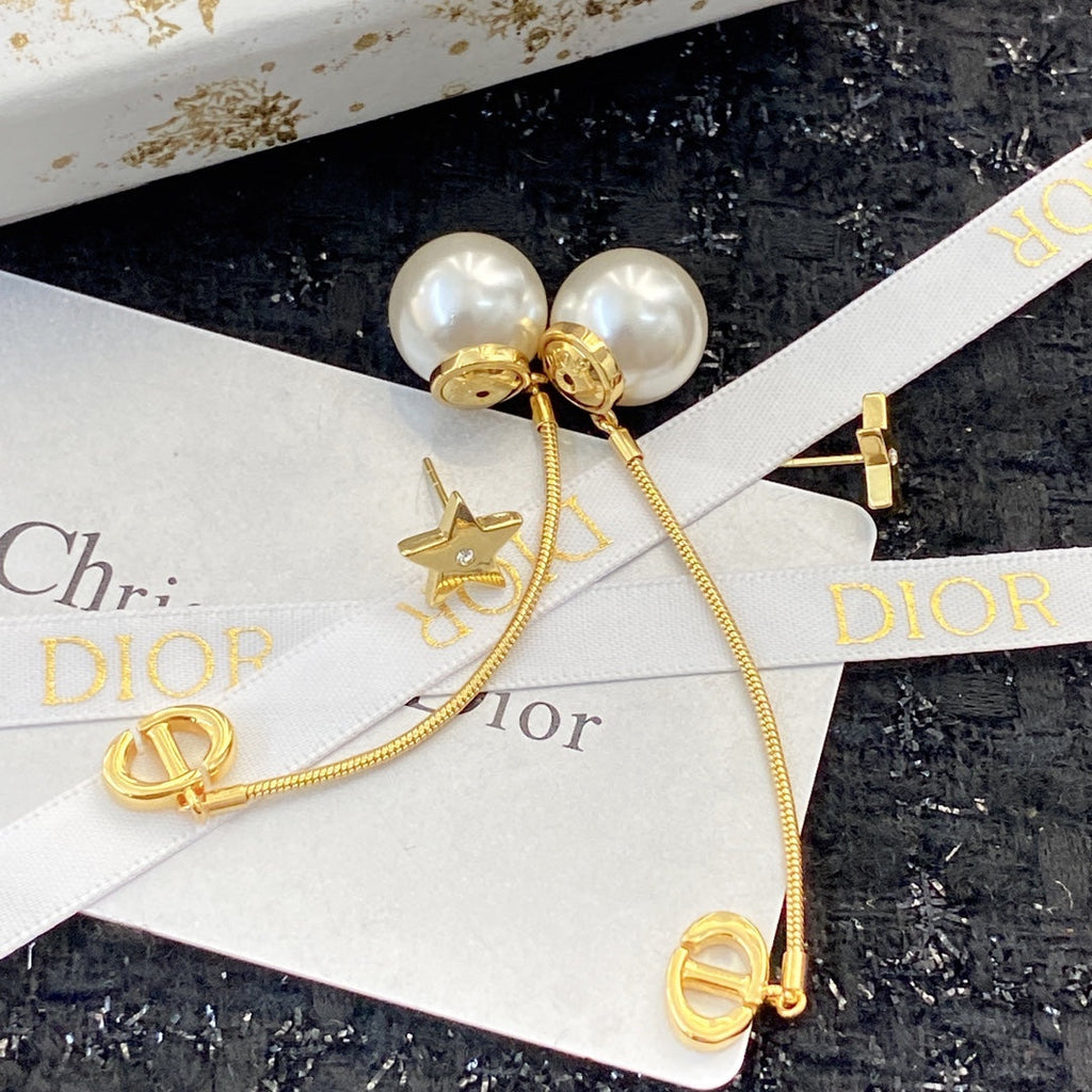 CD 26S PEARL STAR CHAIN DROP EARRINGS IN GOLD TONE METAL 645638