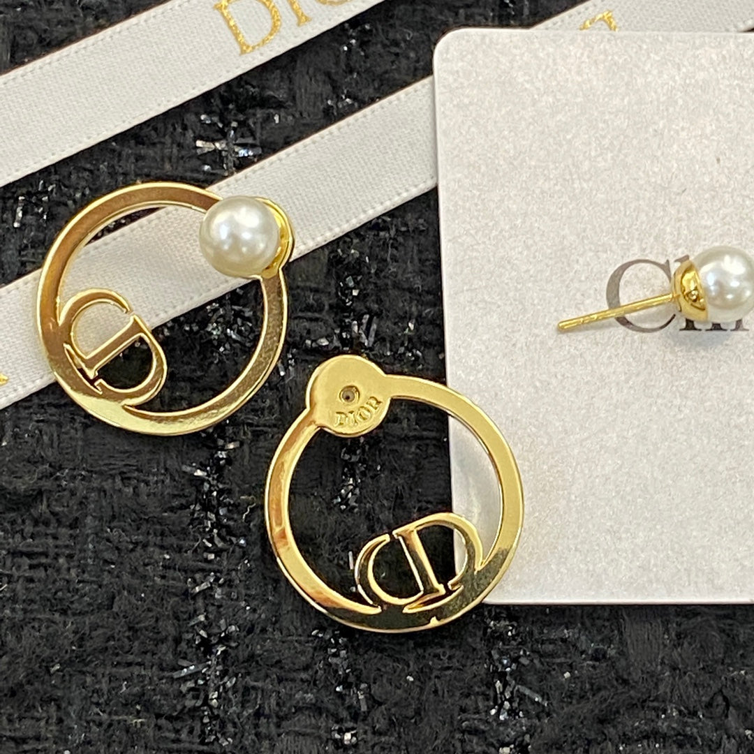 CD 26S PEARL CIRCLE LOGO STUD EARRINGS IN GOLD TONE METAL 646560