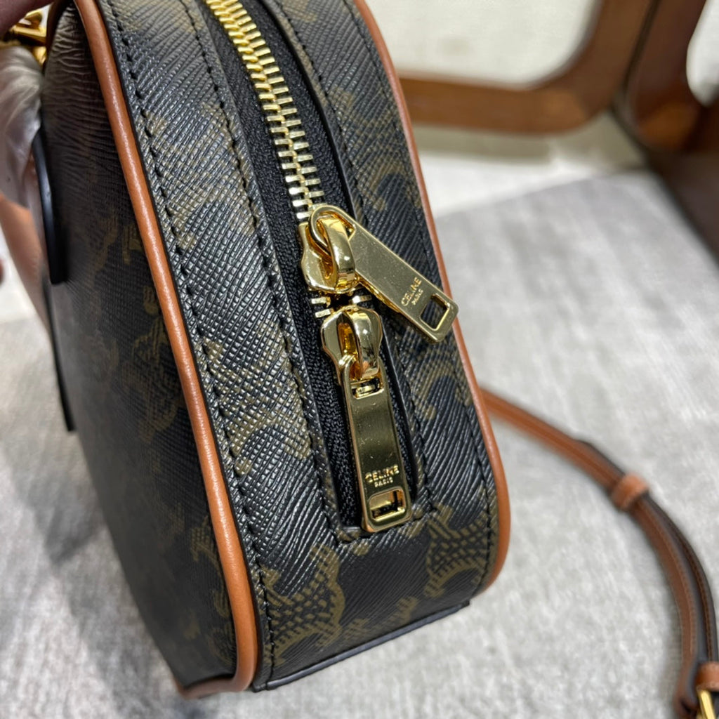 TOP HANDLE BAG 20 IN BLACK TRIOMPHE CANVAS AND BROWN CALFSKIN