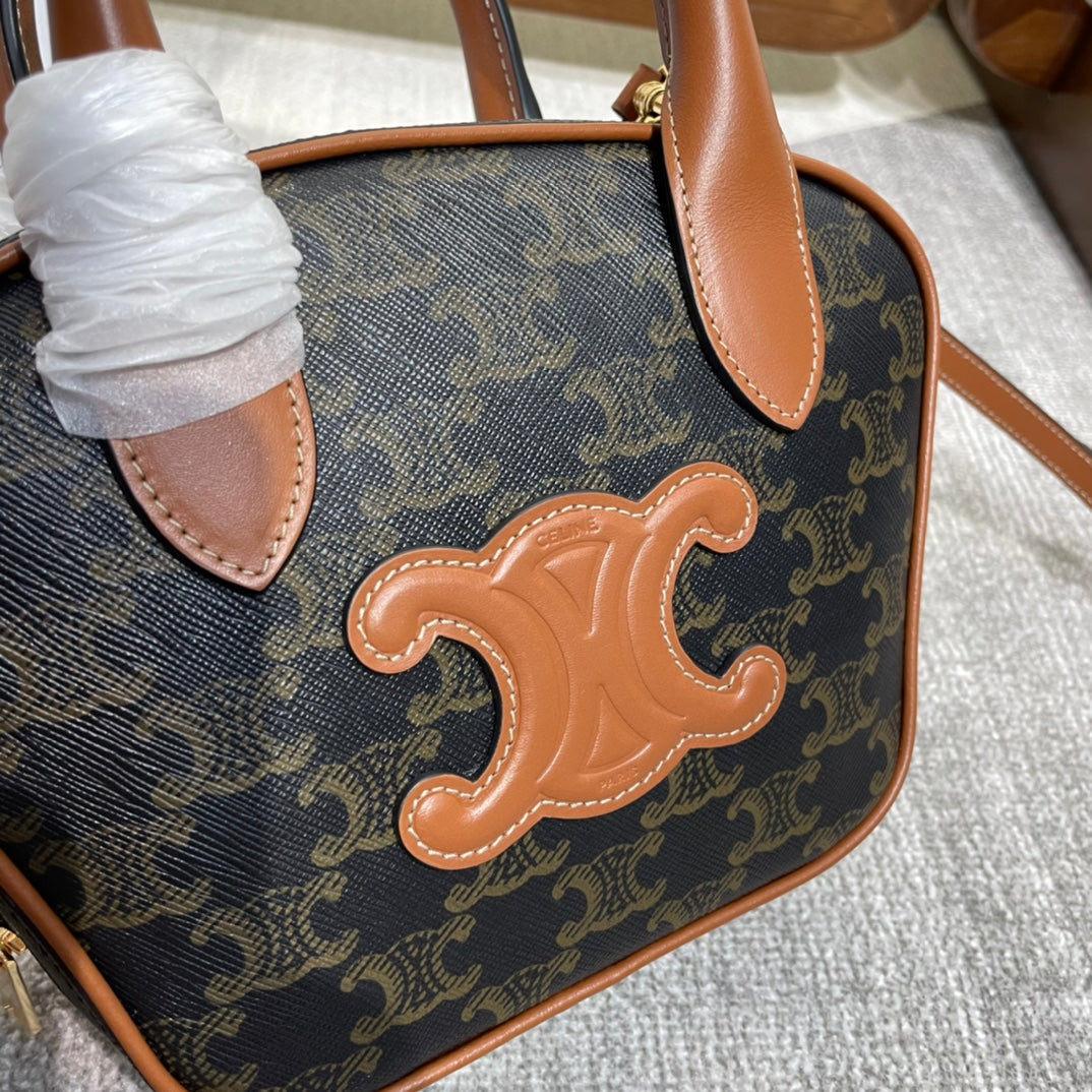 TOP HANDLE BAG 20 IN BLACK TRIOMPHE CANVAS AND BROWN CALFSKIN