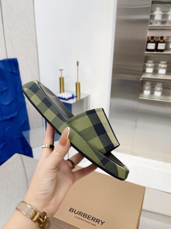 BURBERRY 26S SLIDE SANDALS IN ARCHIVE OLIVE GREEN BLACK FABRIC