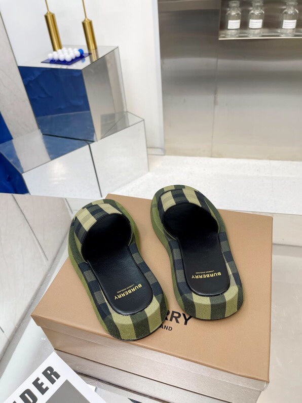 BURBERRY 26S SLIDE SANDALS IN ARCHIVE OLIVE GREEN BLACK FABRIC