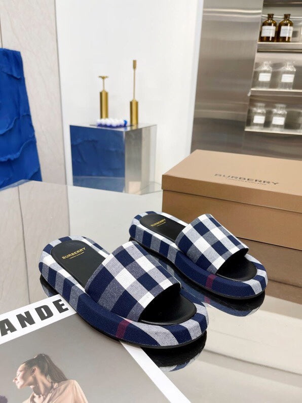 BURBERRY 26S SLIDE SANDALS IN ARCHIVE BLUE BLACK FABRIC