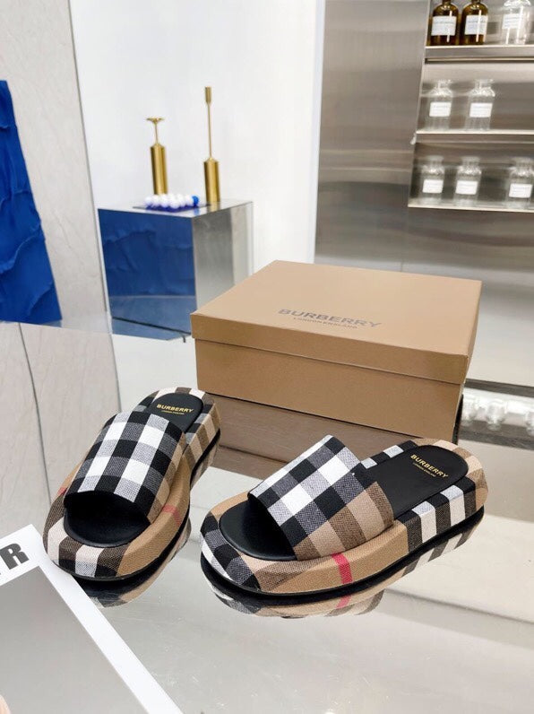 BURBERRY 26S SLIDE SANDALS IN ARCHIVE BEIGE BLACK FABRIC