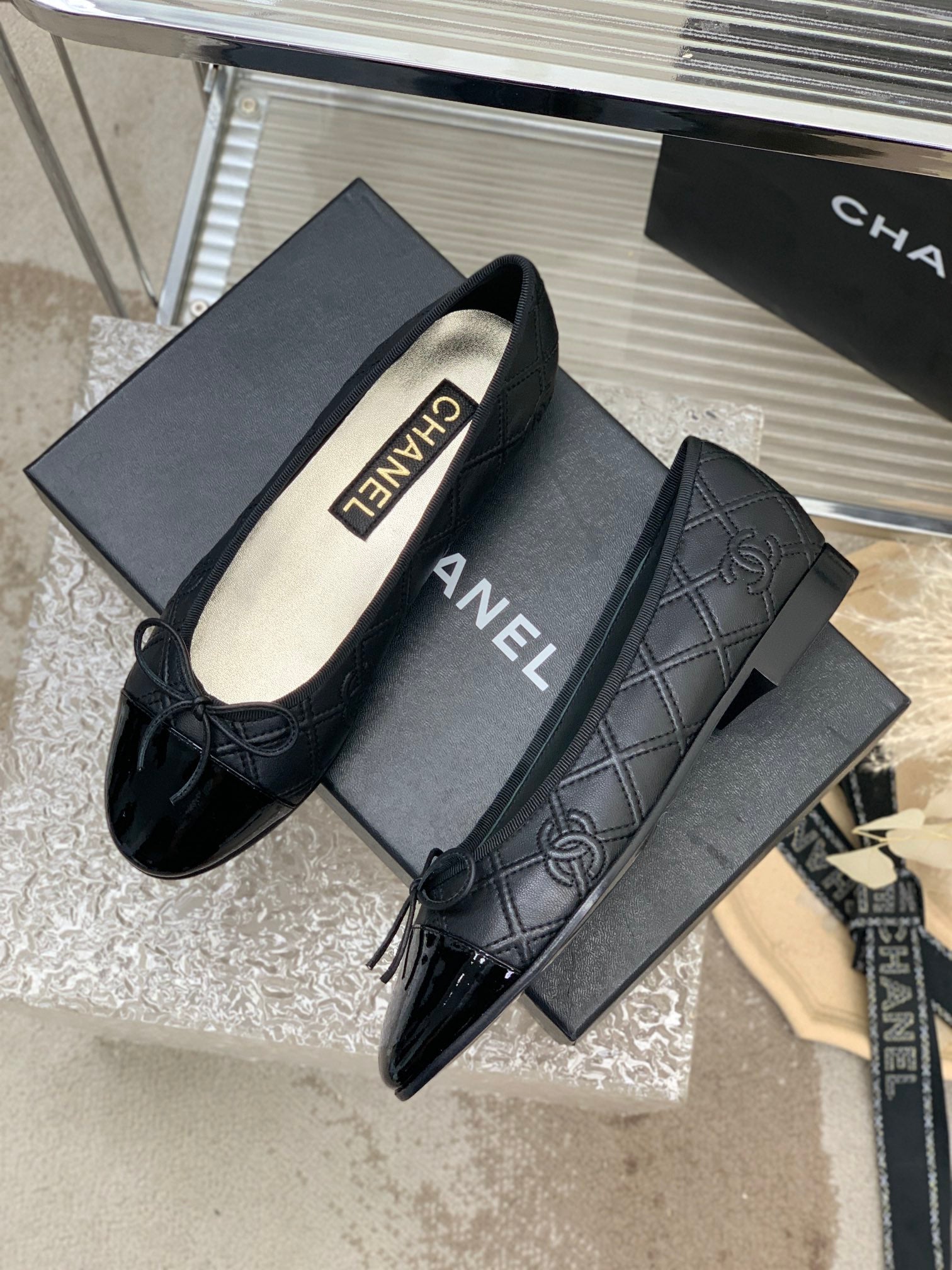 BALLET FLAT GLOSSY BLACK LAMBSKIN