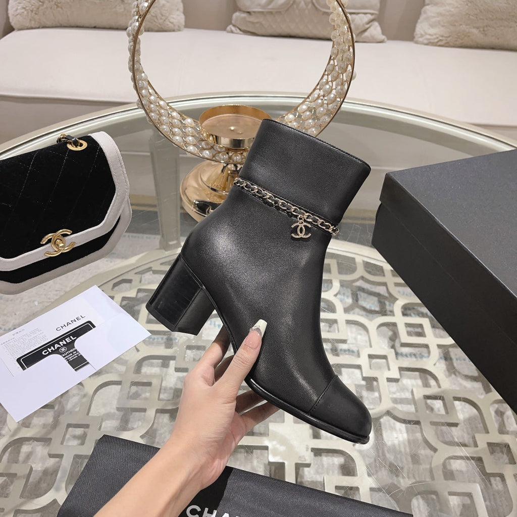 MID-HEEL ANKLE BOOTS IN BLACK SMOOTH CALFSKIN