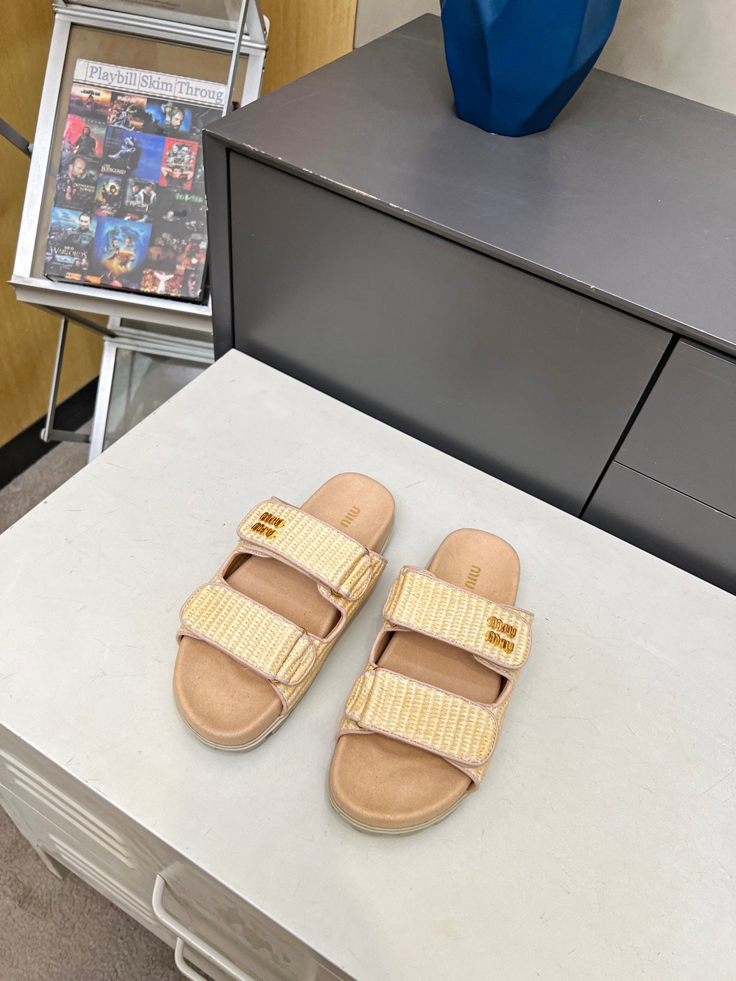 MM DOUBLE STRAP FLAT SANDALS IN BEIGE RAFFIA