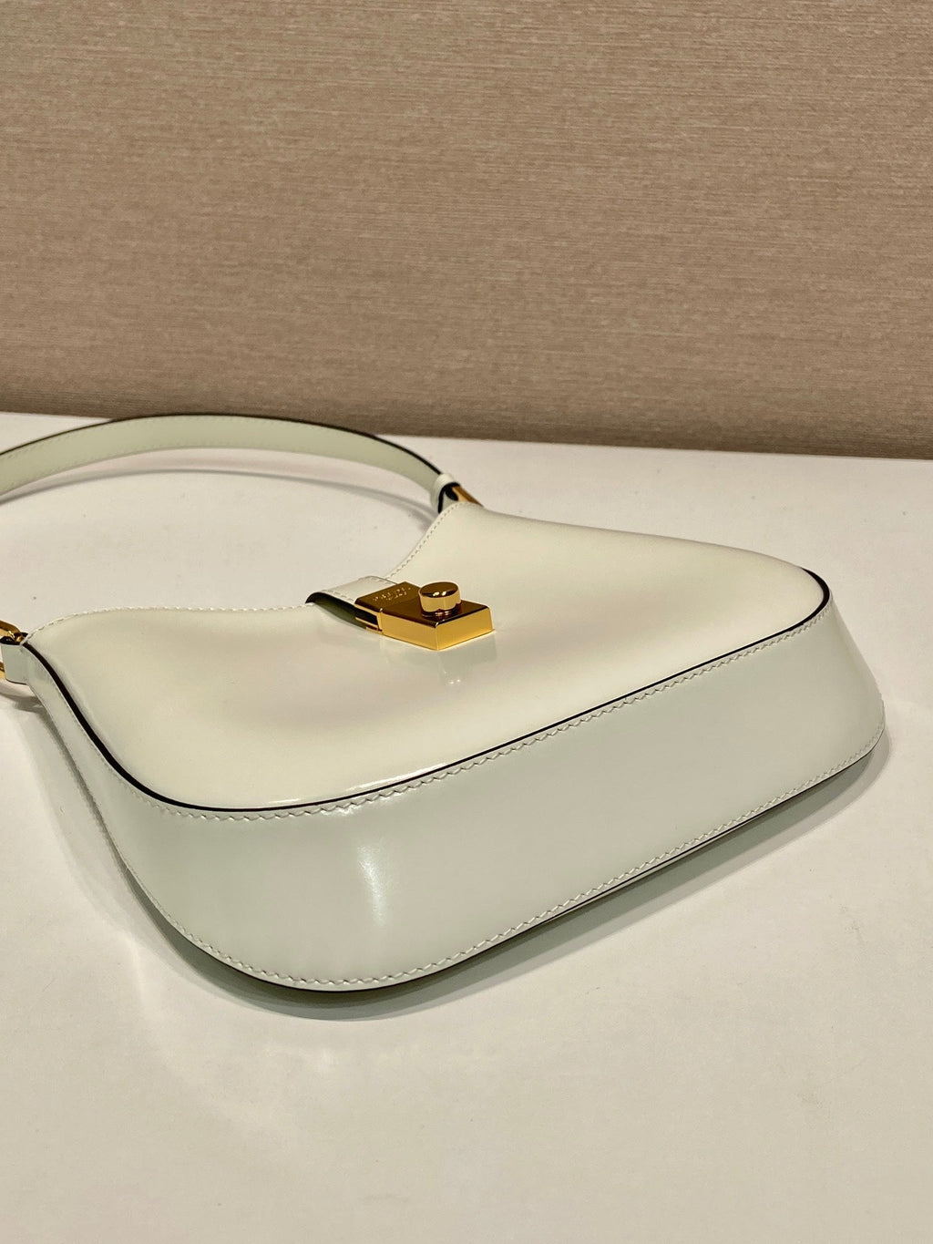 CLEO SHOULDER BAG 22 IN WHITE BRUSHED LAMBSKIN WITH CLASP CLOSURE