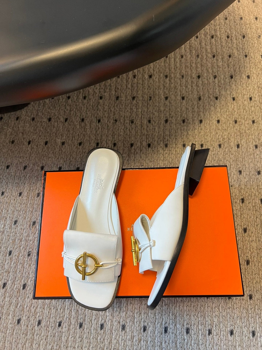 ILOT FLAT SANDAL IN WHITE CALFSKIN