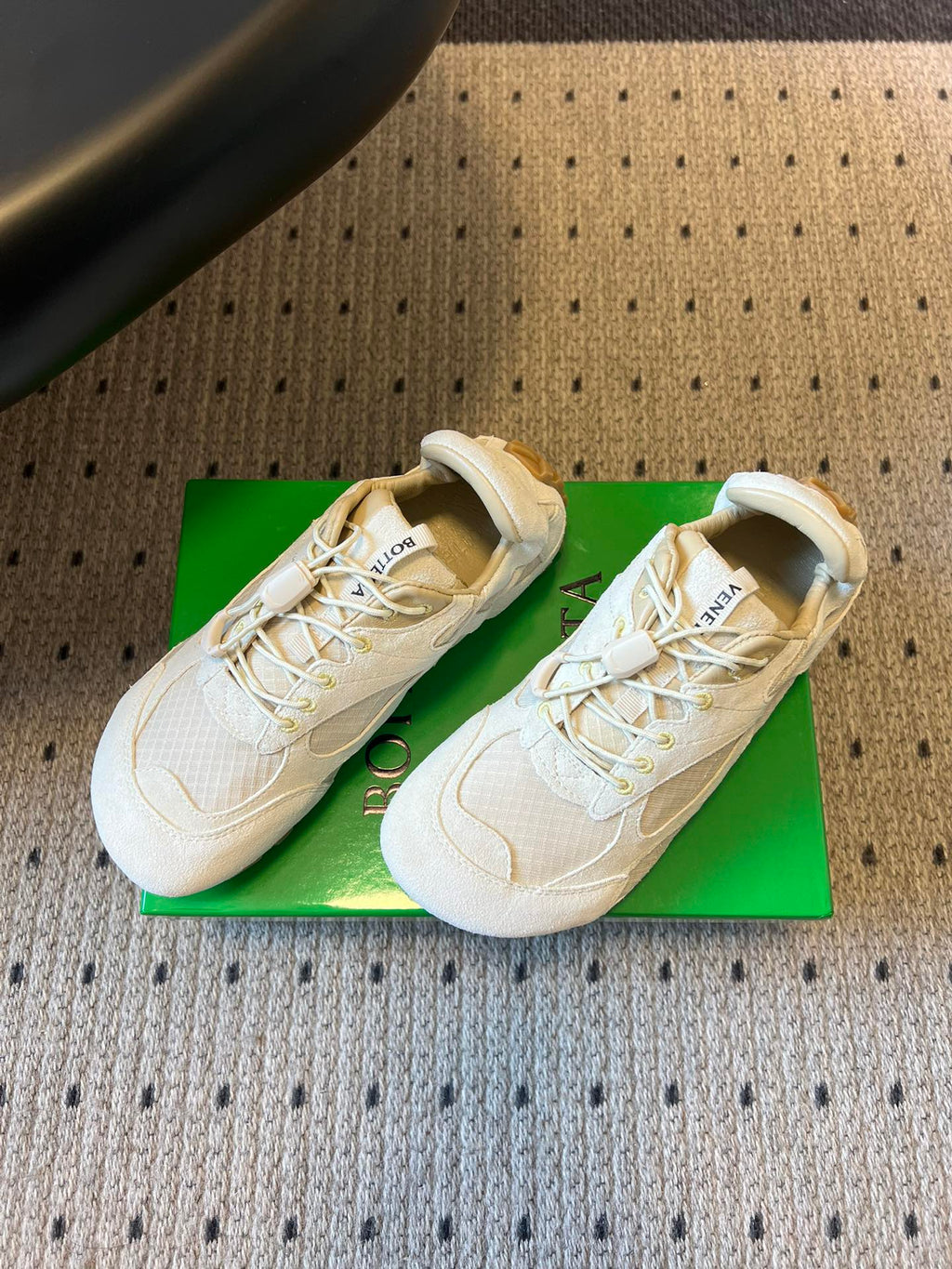 BOTTEGA VENETA 26S SNEAKERS IN CREAM WHITE SUEDE AND MESH FABRIC