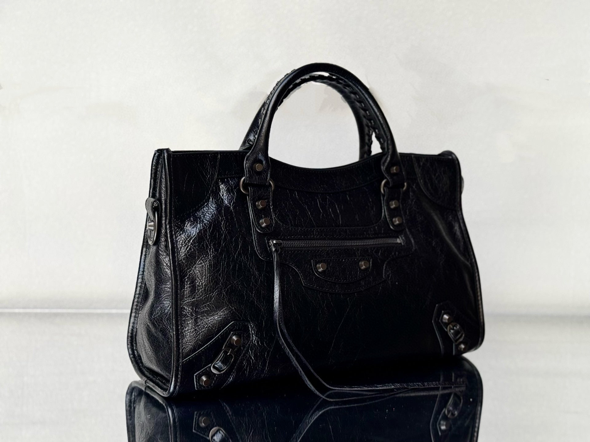 MEDIUM 39 LE CITY BAG IN BLACK LEATHER