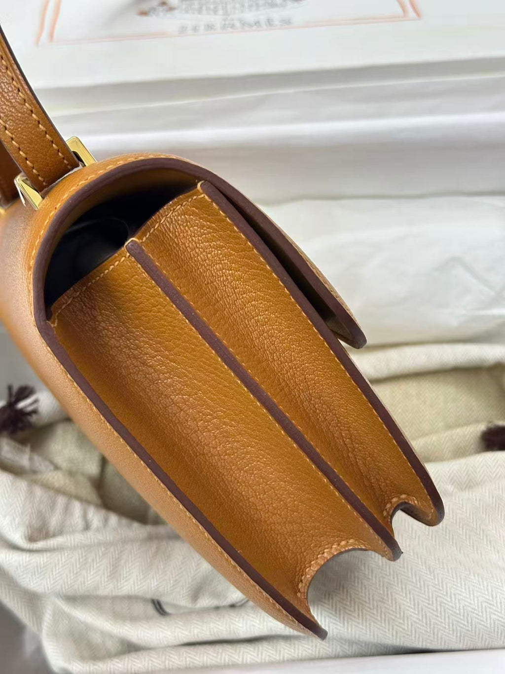 CONSTANCE 19CM IN GOLDEN BROWN EPSOM GOLD HARDWARE