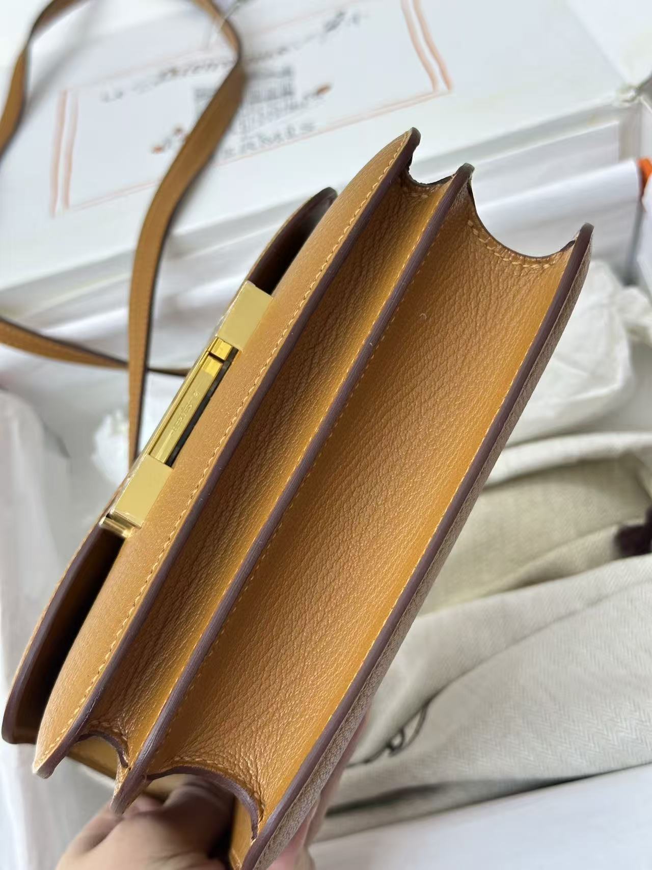 CONSTANCE 19CM IN GOLDEN BROWN EPSOM GOLD HARDWARE
