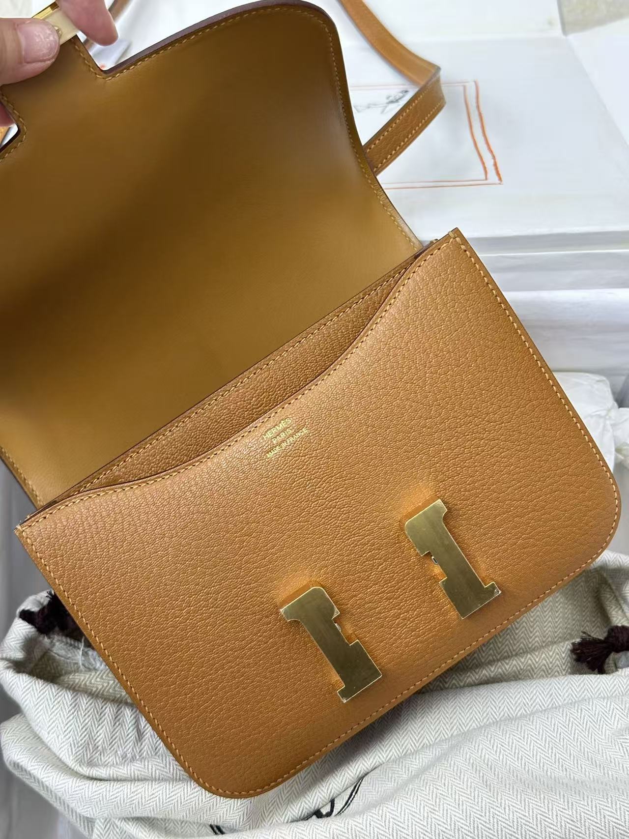 CONSTANCE 19CM IN GOLDEN BROWN EPSOM GOLD HARDWARE