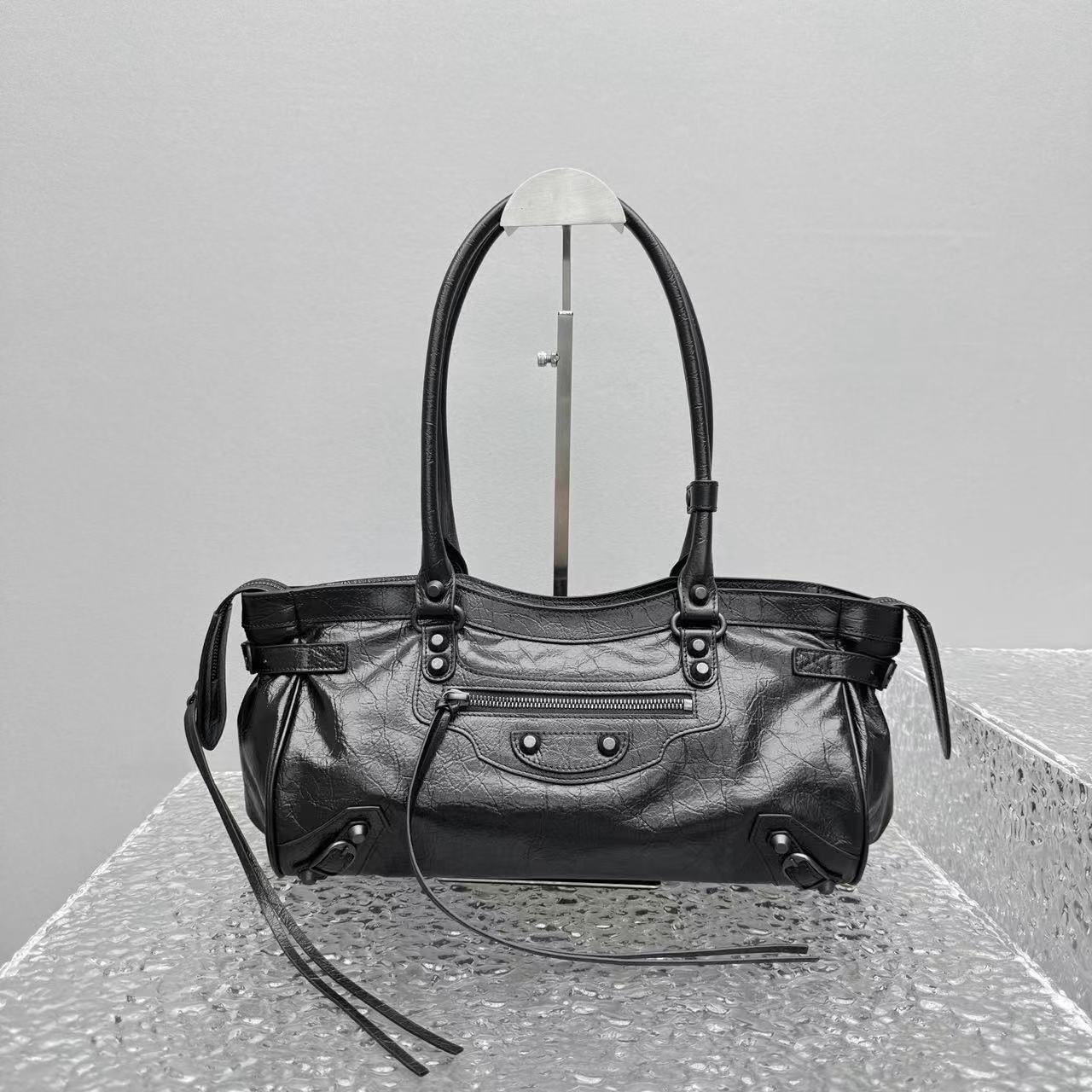 NEO CAGOLE 32 IN BLACK CALFSKIN BLACK HARDWARE