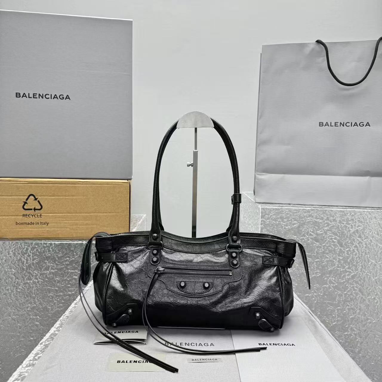 NEO CAGOLE 32 IN BLACK CALFSKIN BLACK HARDWARE