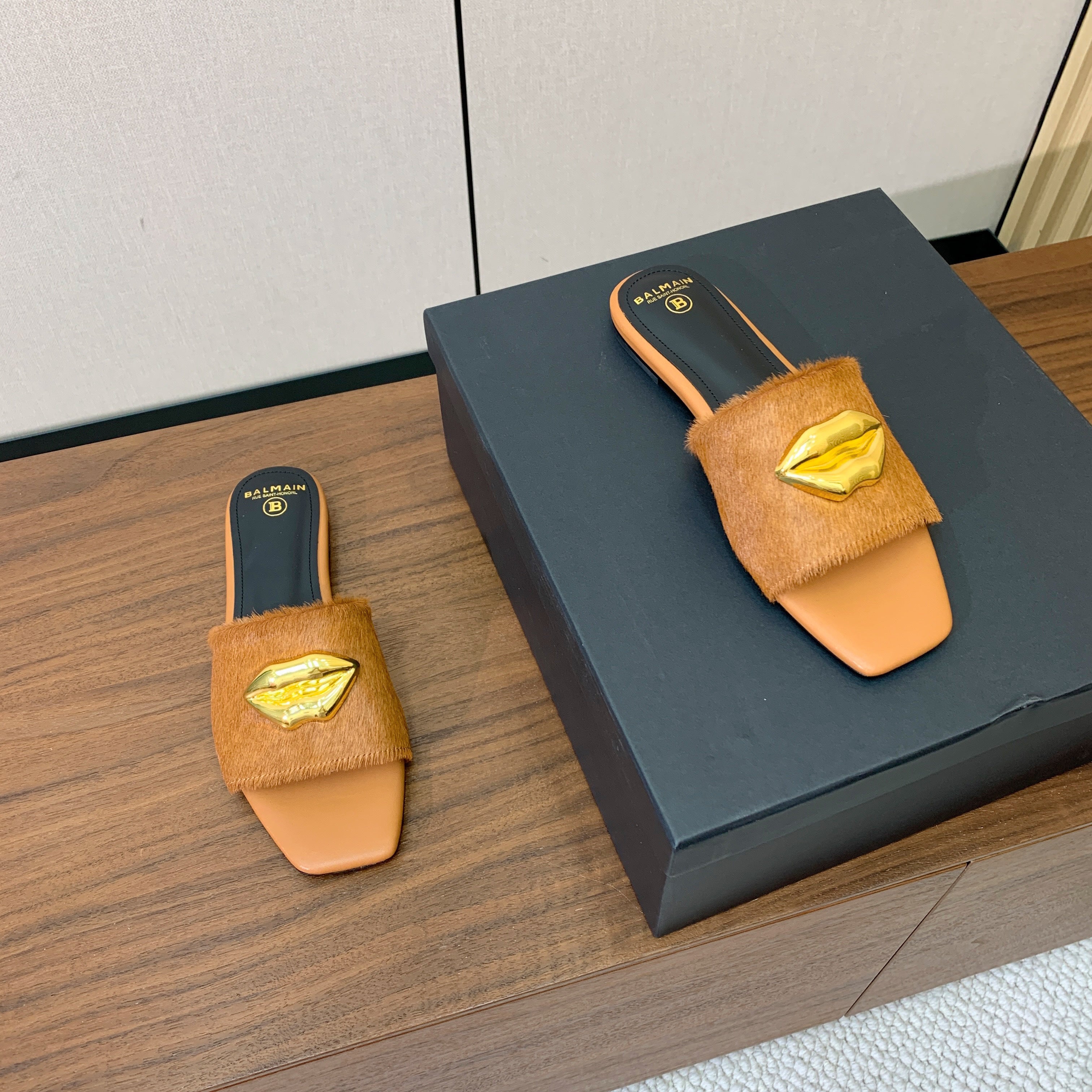 BALMAIN 26S LIP-EMBELLISHED SLIDES IN LIGHT BROWN PONY HAIR WITH GOLD HARDWARE