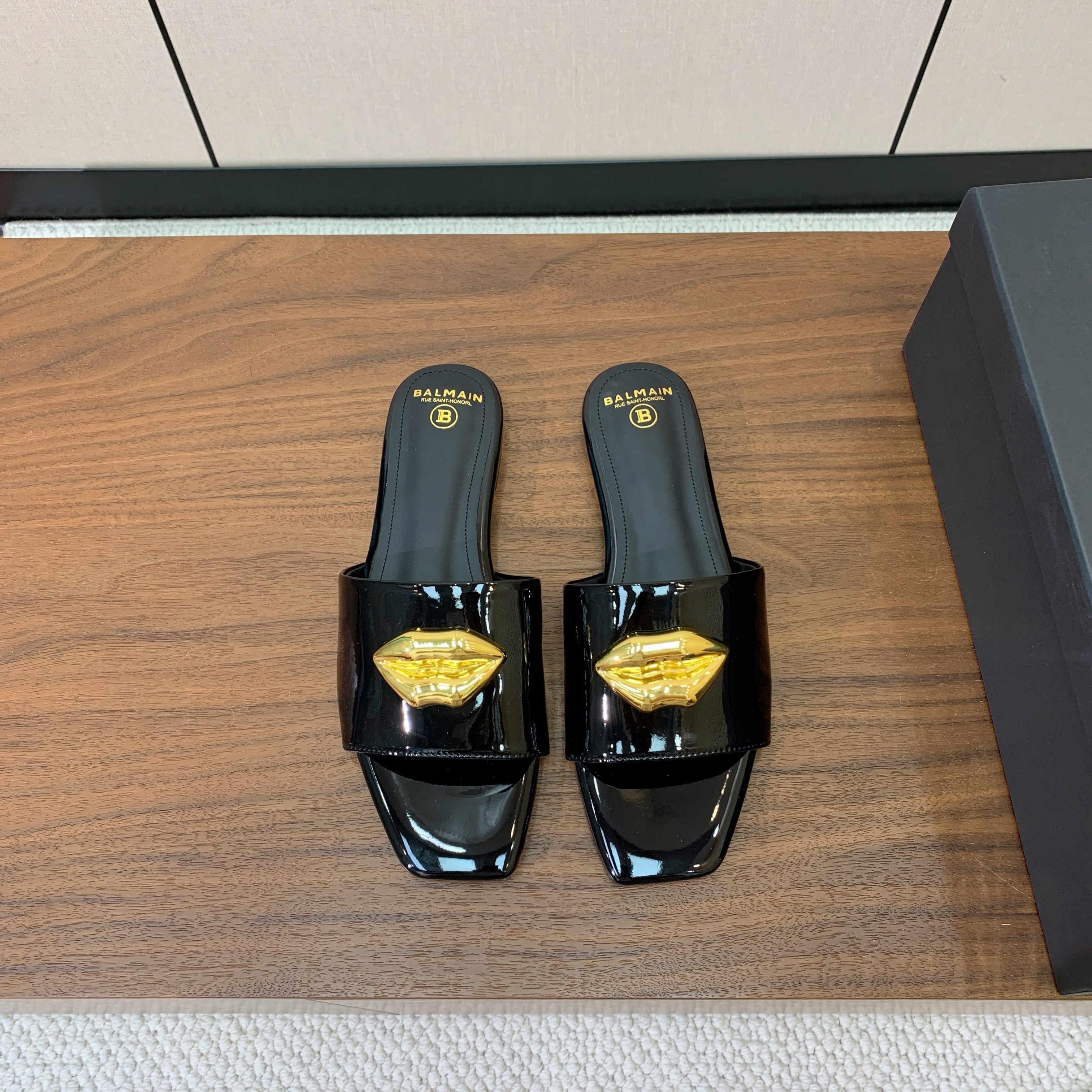 BALMAIN 26S LIP-EMBELLISHED SLIDES IN BLACK PATENT CALFSKIN WITH GOLD HARDWARE