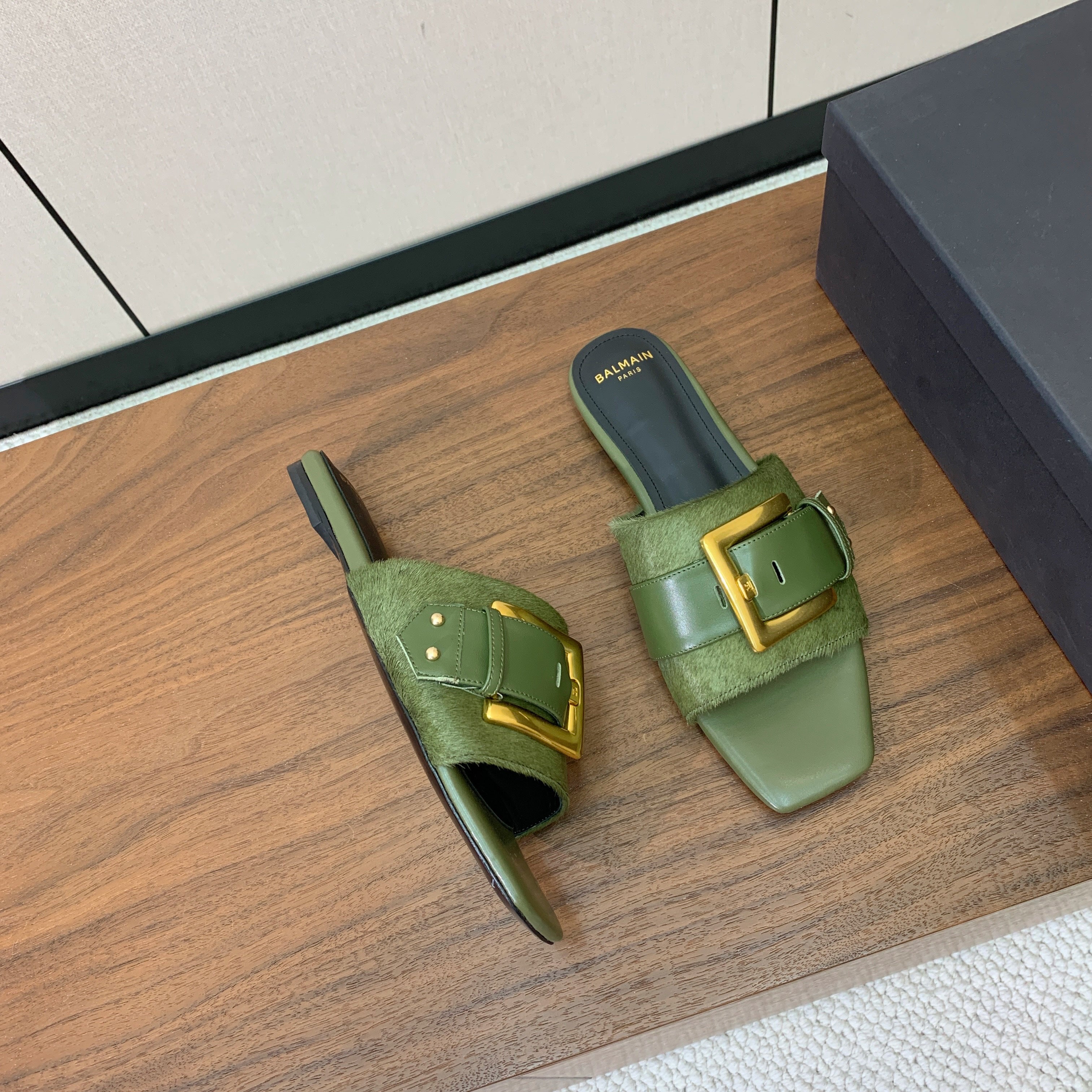BALMAIN 26S B-BELT FLAT SANDALS IN OLIVE GREEN CALFSKIN AND PONY HAIR