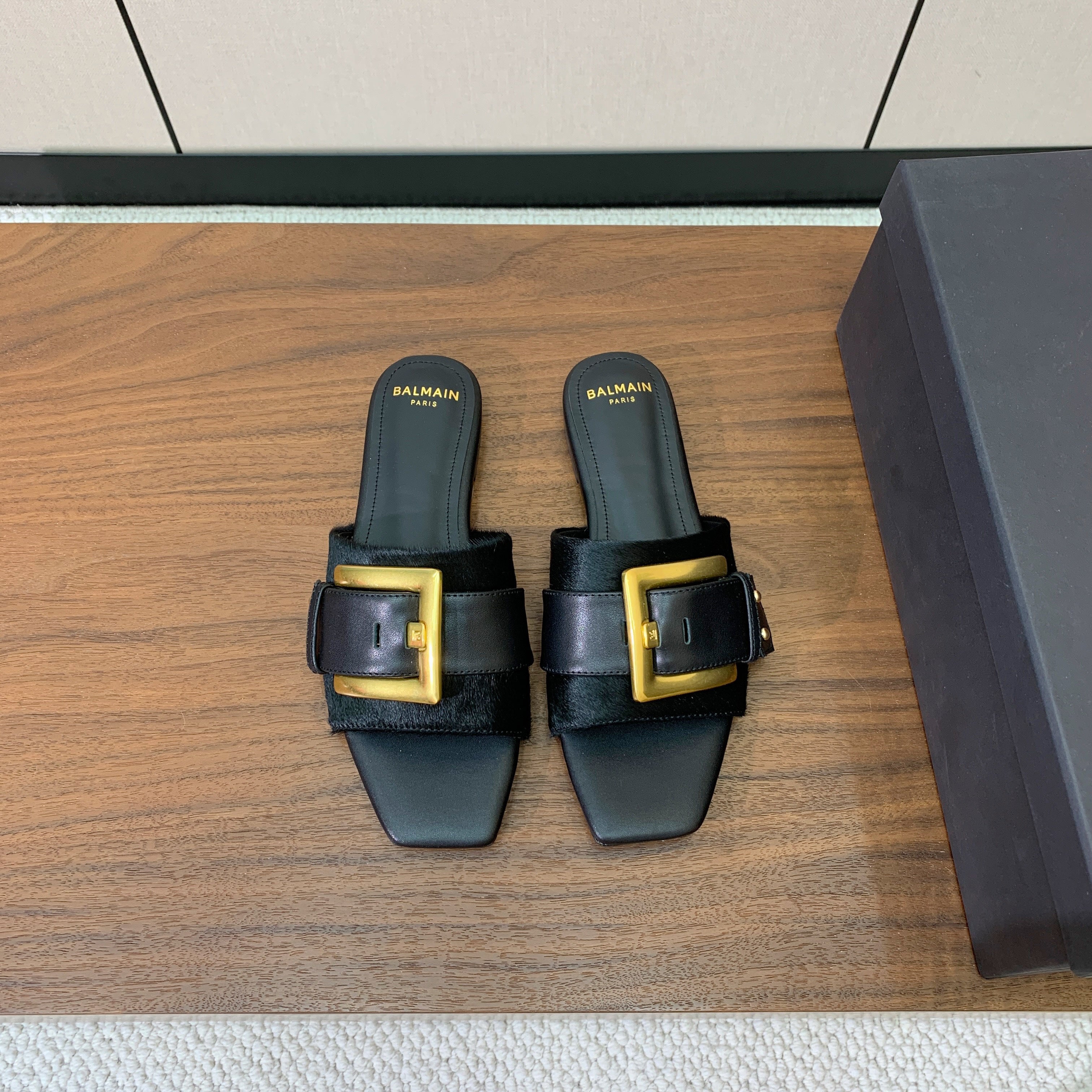 BALMAIN 26S B-BELT FLAT SANDALS IN BLACK CALFSKIN AND PONY HAIR