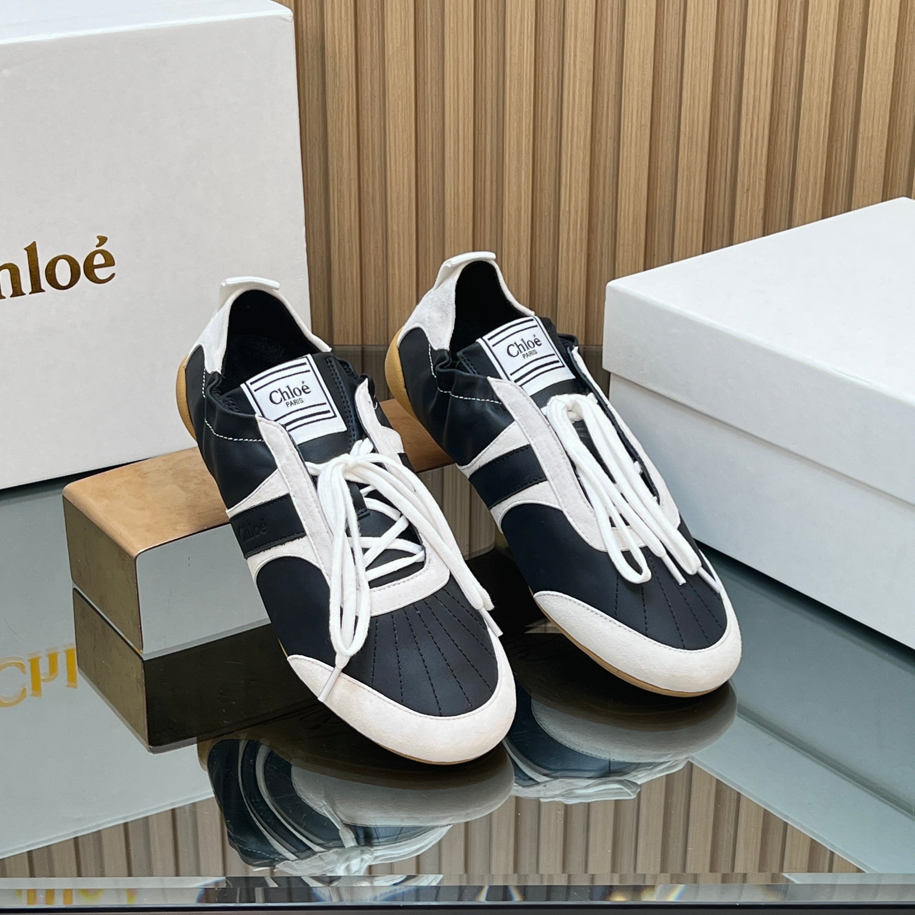 CHLOÉ 26S SNEAKERS IN BLACK CALFSKIN AND CREAM WHITE SUEDE