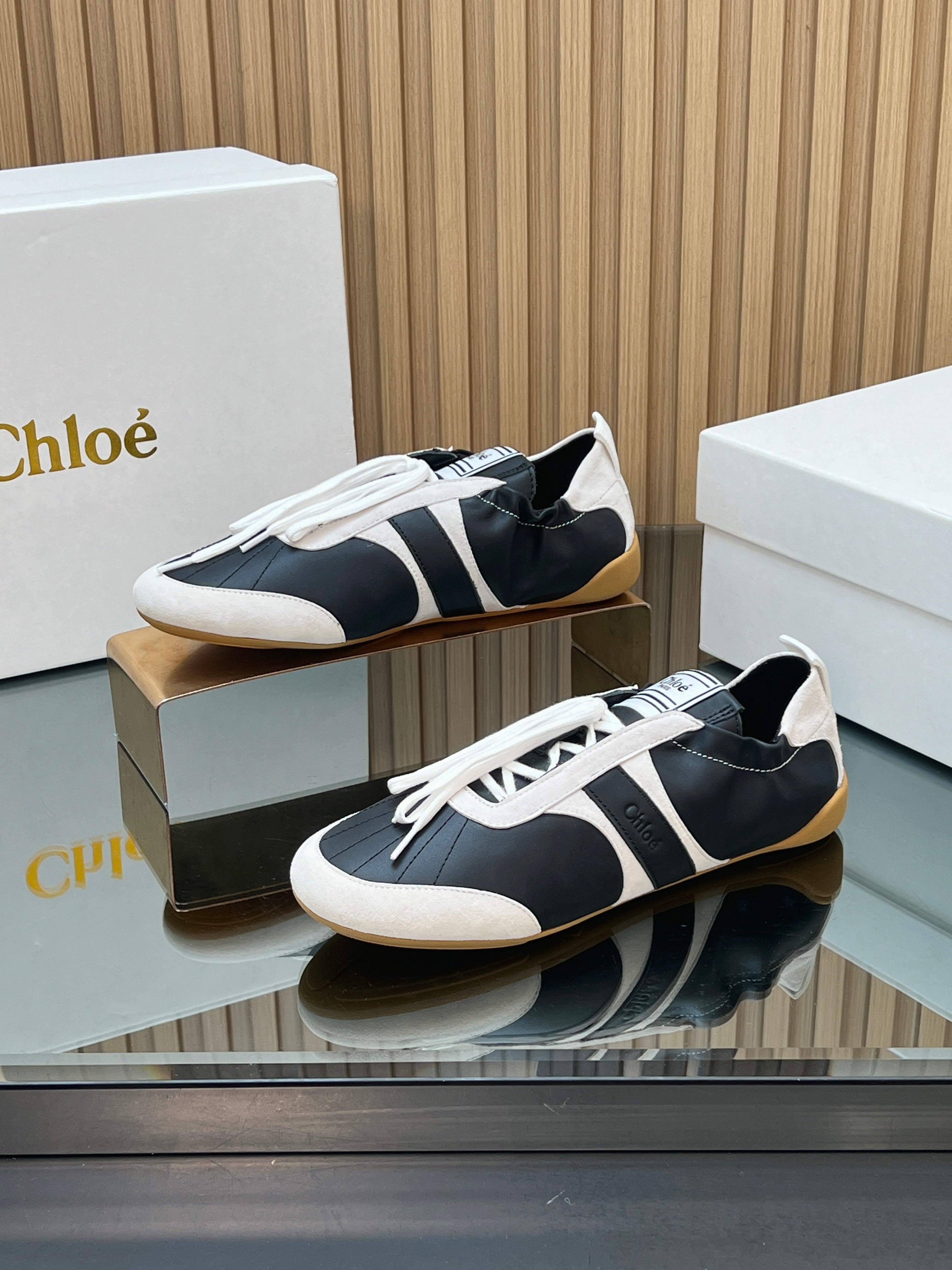 CHLOÉ 26S SNEAKERS IN BLACK CALFSKIN AND CREAM WHITE SUEDE