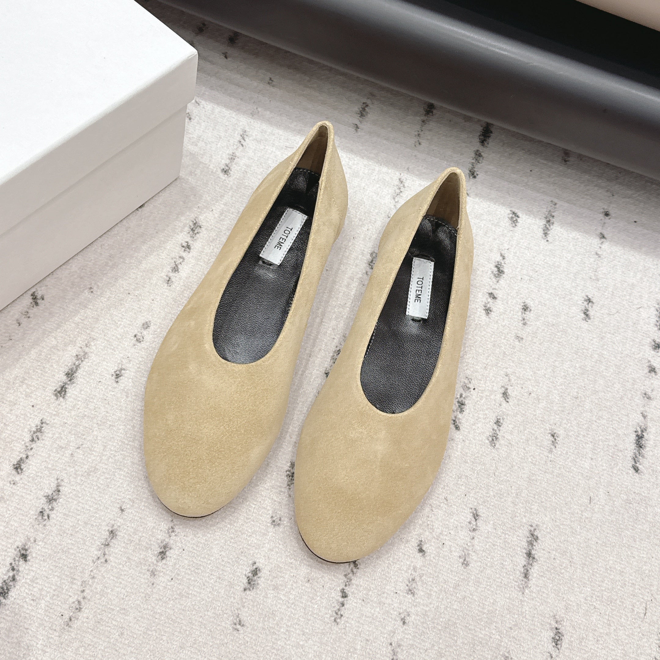 THE ROW 26S BALLET FLATS IN BEIGE SUEDE