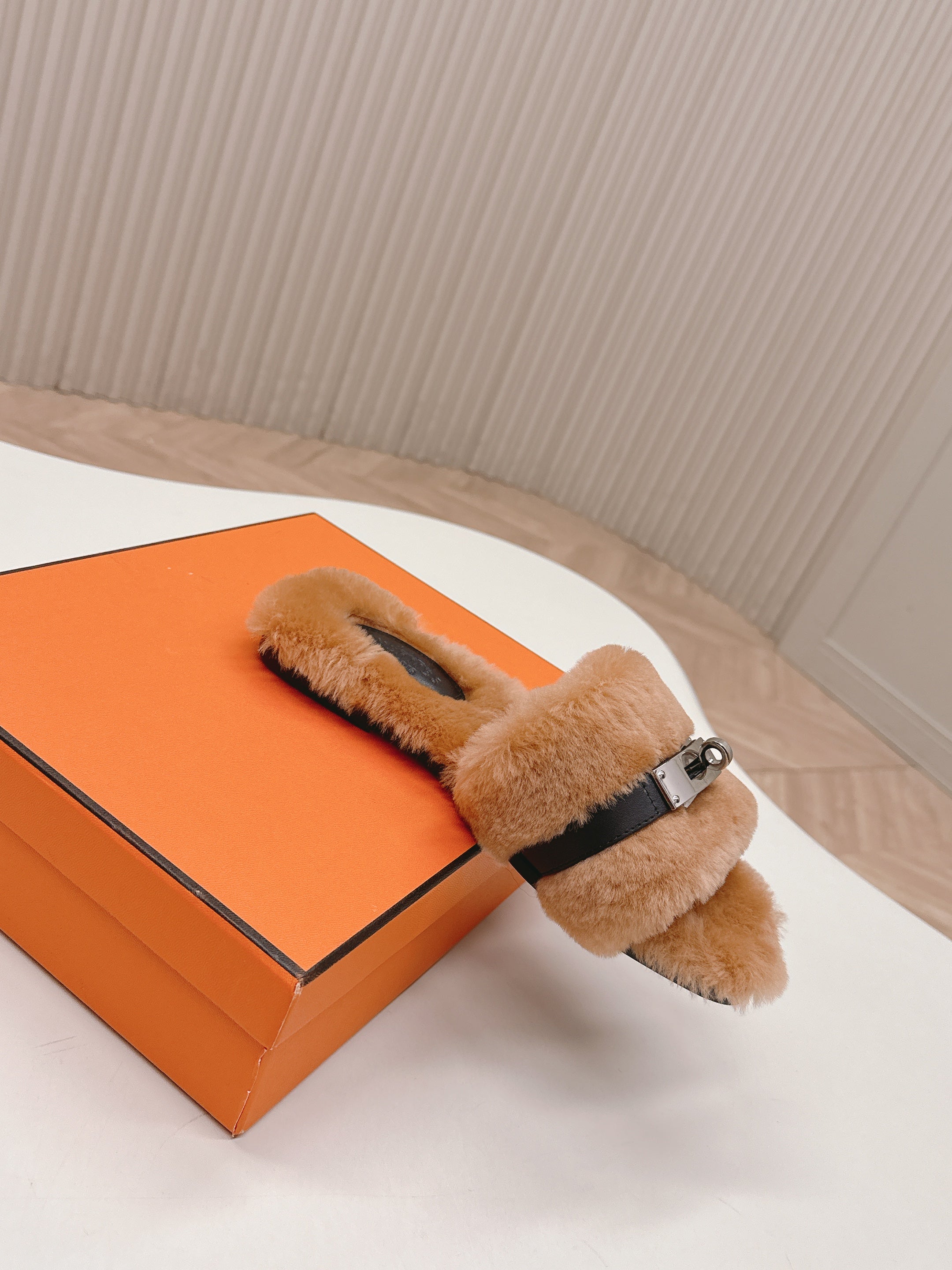 HM 25S ORAN SANDAL IN CLAY ORANGE SHEARLING WITH SILVER HARDWARE