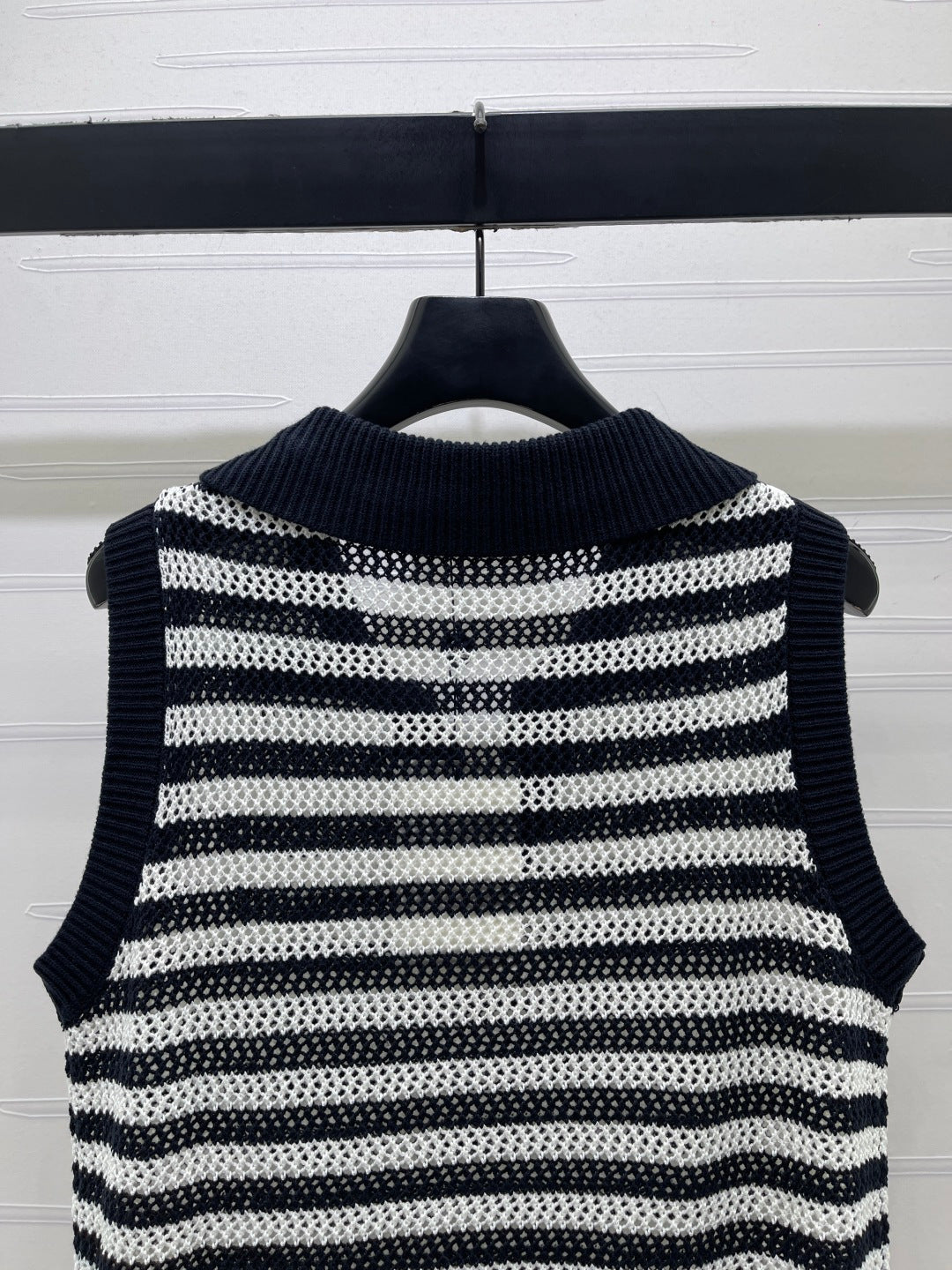 MONCLER 26S SLEEVELESS STRIPED KNIT POLO TOP 675