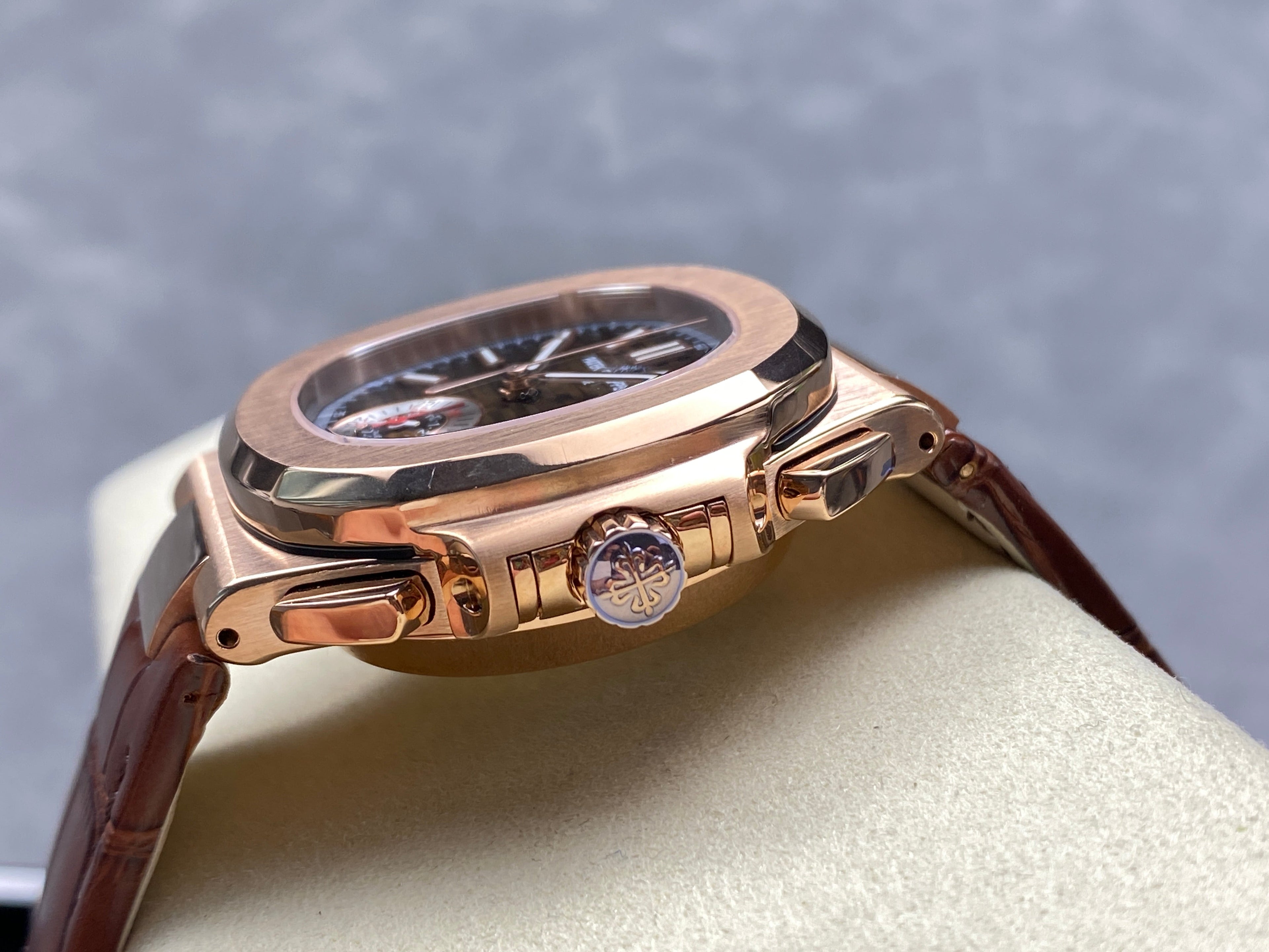 NAUTILUS ROSE GOLD CASE BROWN SUNBURST DIAL ALLIGATOR LEATHER STRAP