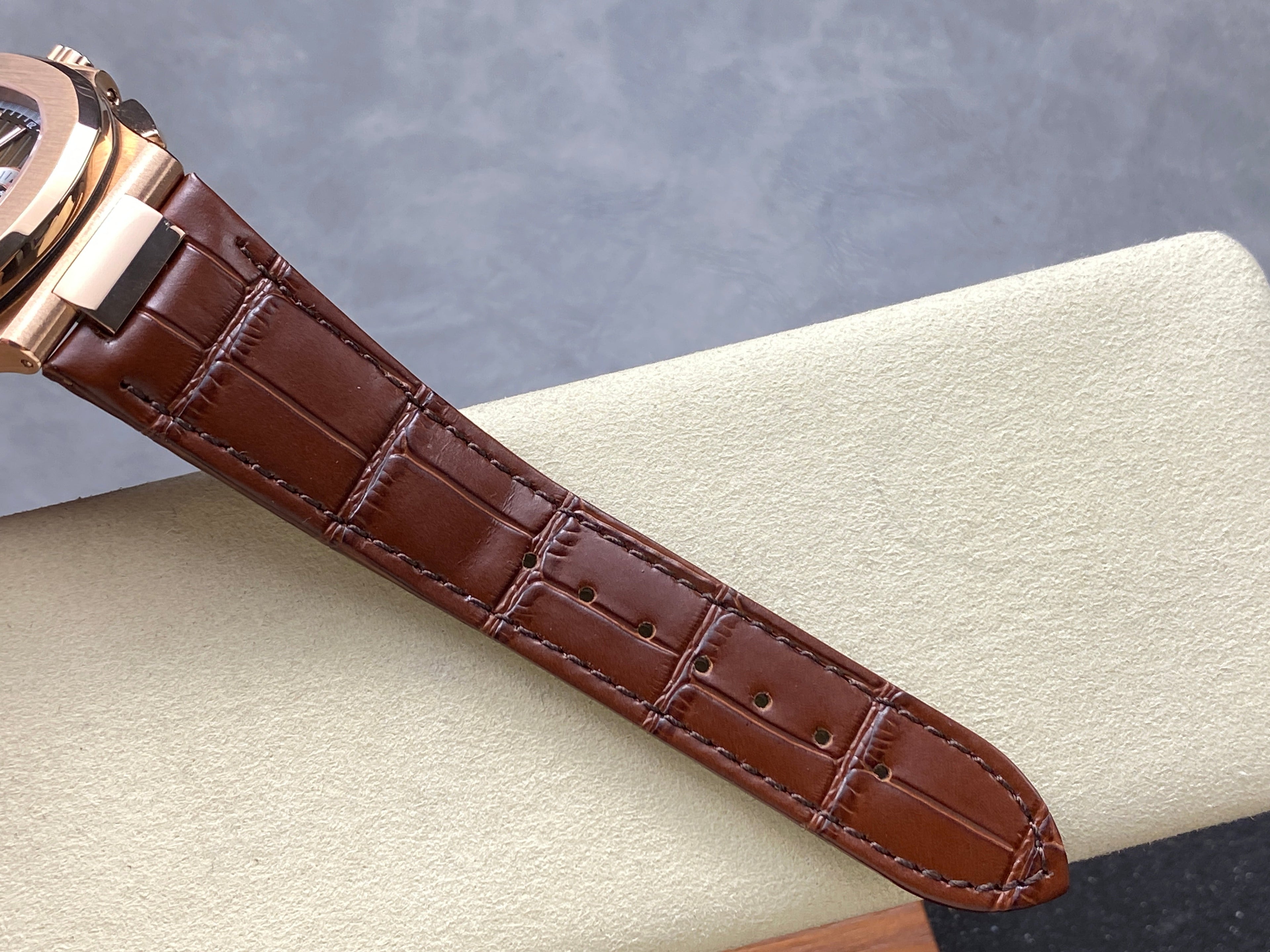 NAUTILUS ROSE GOLD CASE BROWN SUNBURST DIAL ALLIGATOR LEATHER STRAP