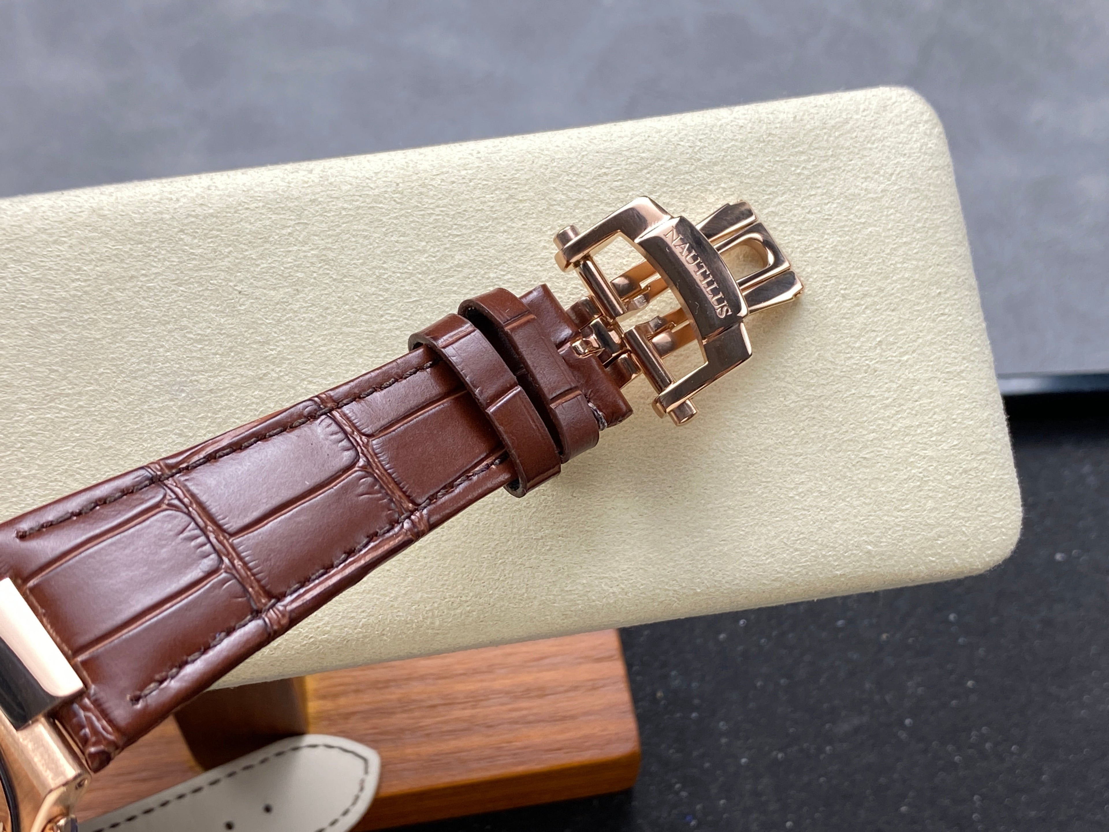 NAUTILUS ROSE GOLD CASE BROWN SUNBURST DIAL ALLIGATOR LEATHER STRAP