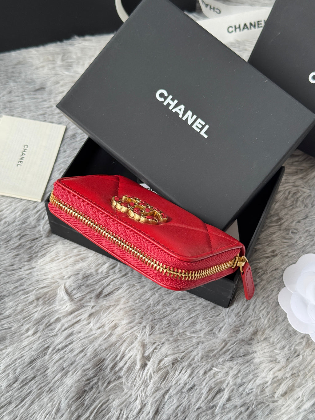 CC ZIPPED CARD HOLDER 11 IN RED LAMBSKIN GOLD-TONE METALLIC