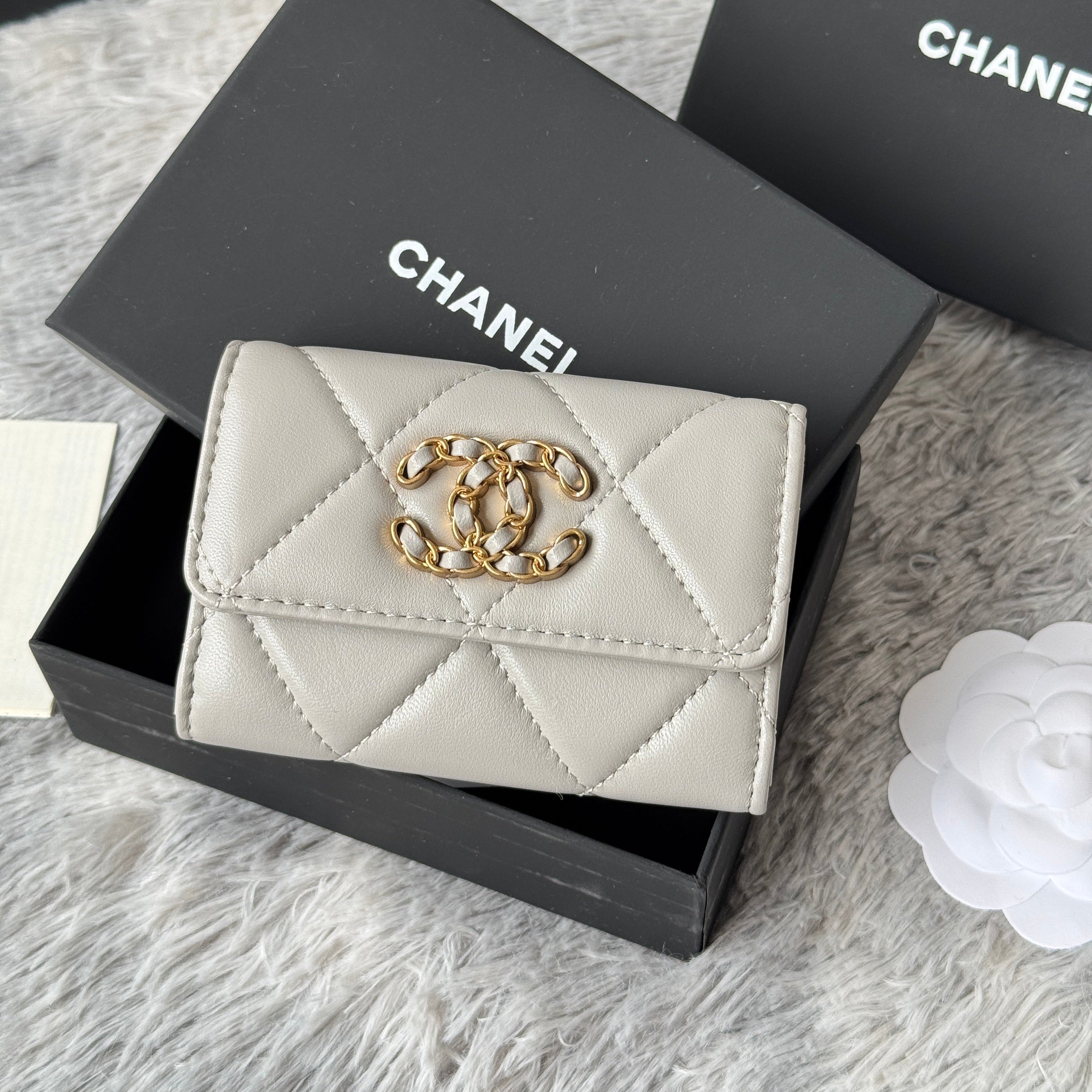 MINI FLAP CARD HOLDER 11 IN GREY LAMBSKIN GOLD-TONE METALLIC
