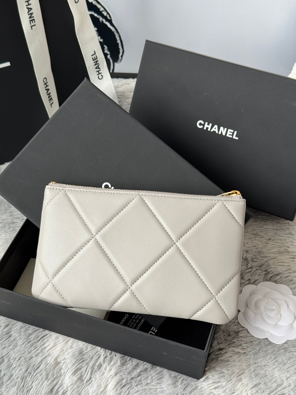 CLASSIC ZIPPER POUCH 20 IN GREY SMOOTH LAMBSKIN GOLD-TONE HARDWARE