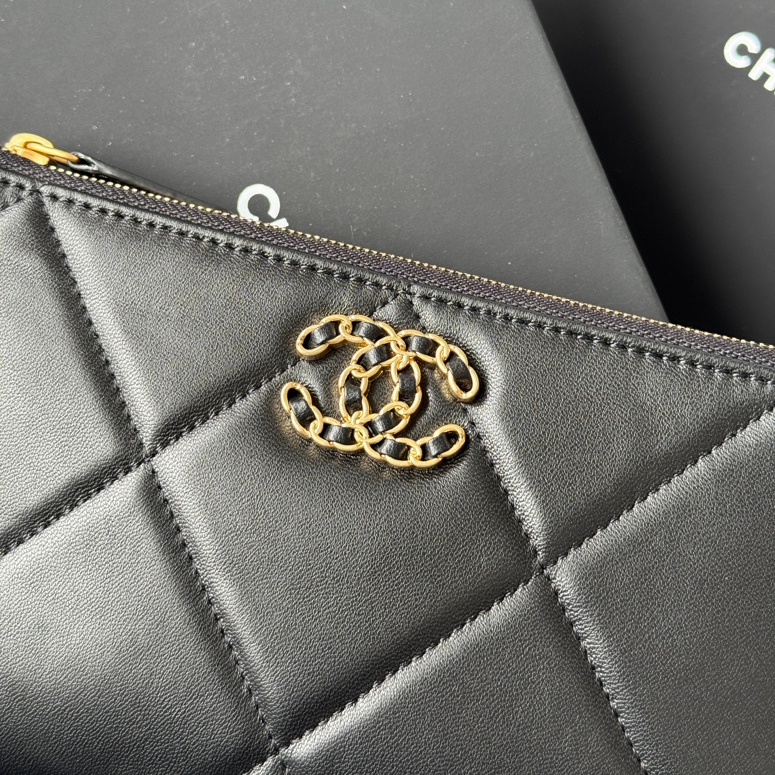 CLASSIC ZIPPER POUCH 20 IN BLACK SMOOTH LAMBSKIN GOLD-TONE HARDWARE