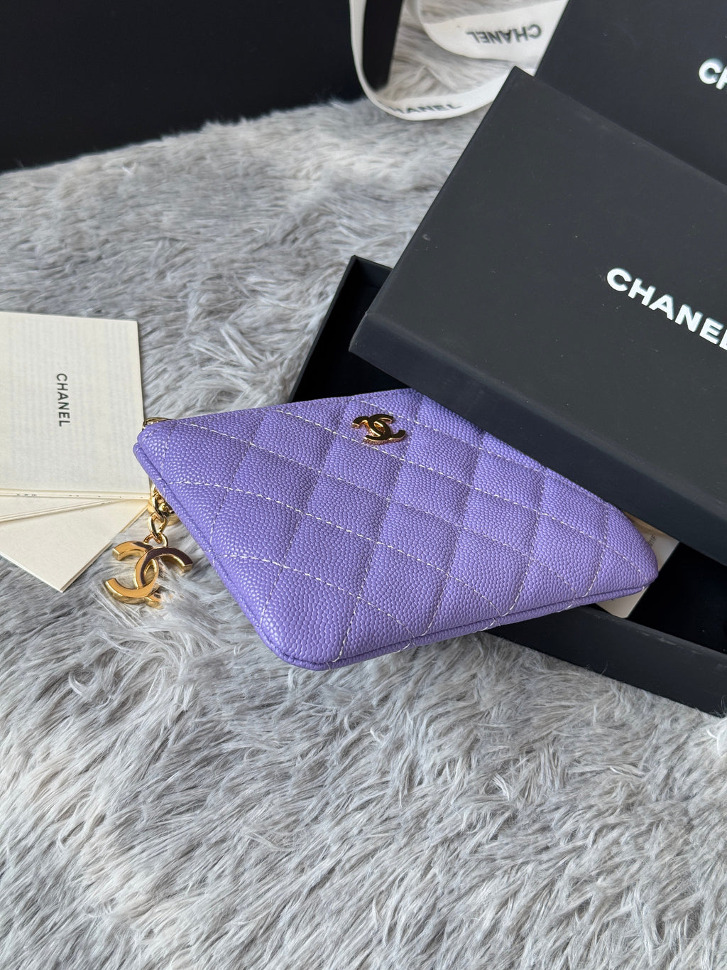 CC CLASSIC ZIPPED POUCH 14 IN BABY PURPLE GRAINED CALFSKIN GOLD-TONE CHARM CHAIN