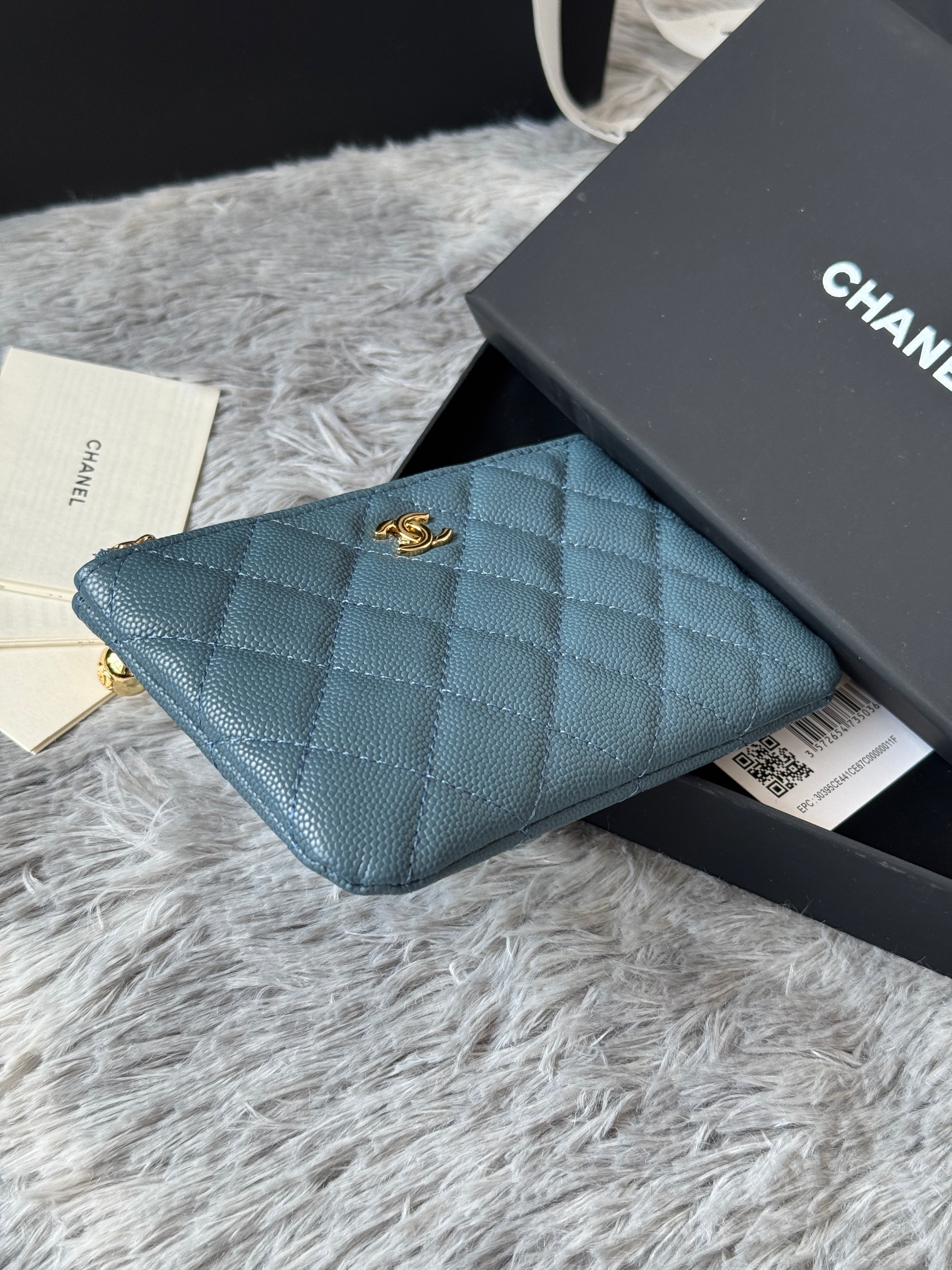 CC CLASSIC ZIPPED POUCH 14 IN NEPAL BLUE GRAINED CALFSKIN GOLD-TONE CHARM CHAIN
