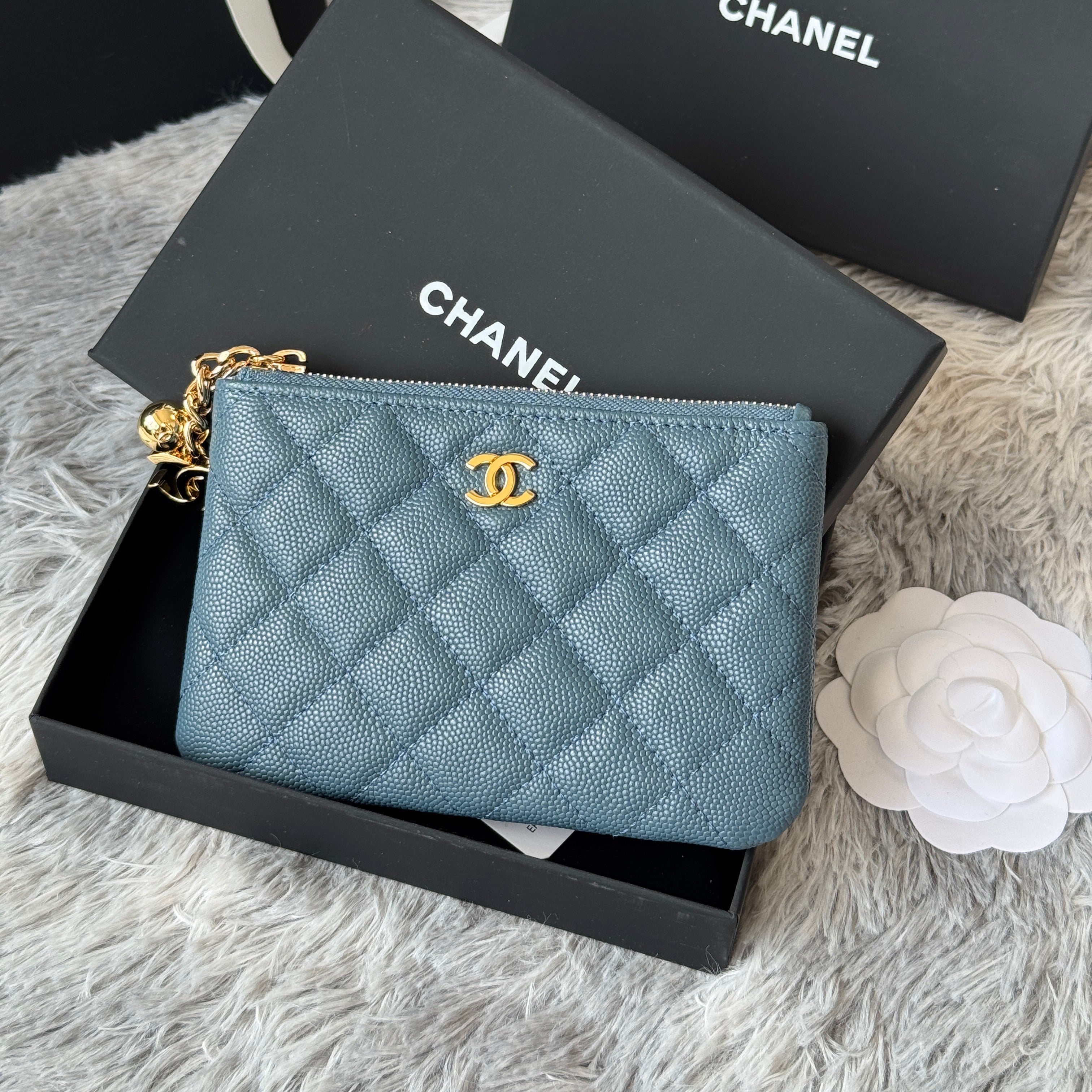 CC CLASSIC ZIPPED POUCH 14 IN NEPAL BLUE GRAINED CALFSKIN GOLD-TONE CHARM CHAIN