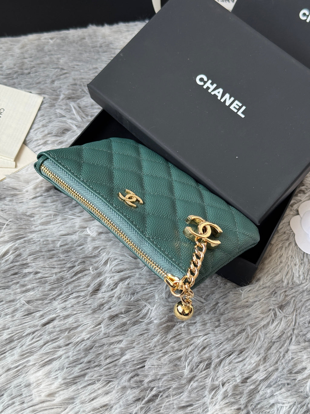 CC CLASSIC ZIPPED POUCH 14 IN NEPTUNE GREEN GRAINED CALFSKIN GOLD-TONE CHARM CHAIN