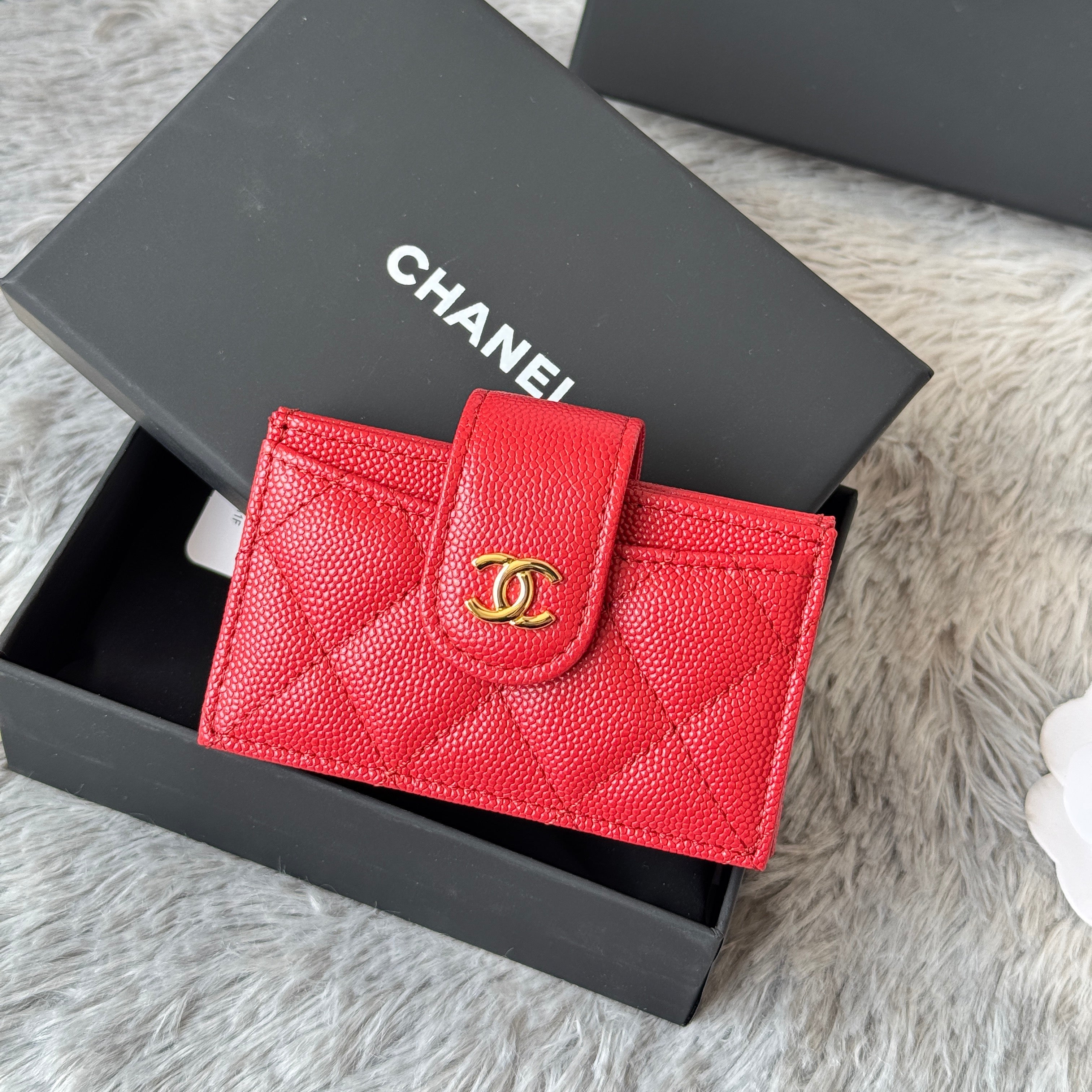 CARD HOLDER 10 CIRCLE CLASP IN RED CAVIAR LEATHER GOLD-TONE METALLIC