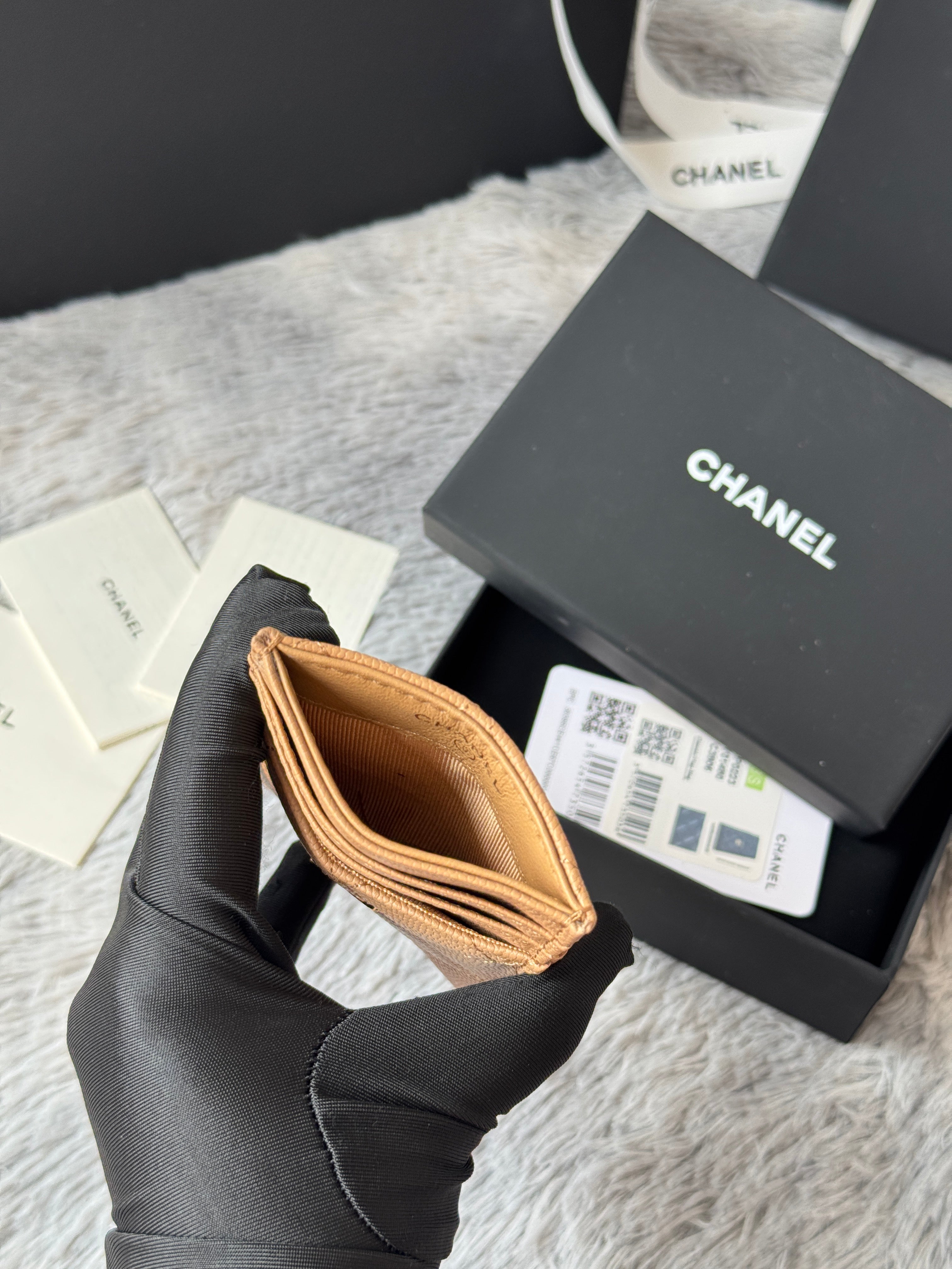 CLASSIC VERTICAL CARD HOLDER 14 IN LIGHT BROWN GRAINED CALFSKIN GOLD-TONE METALLIC