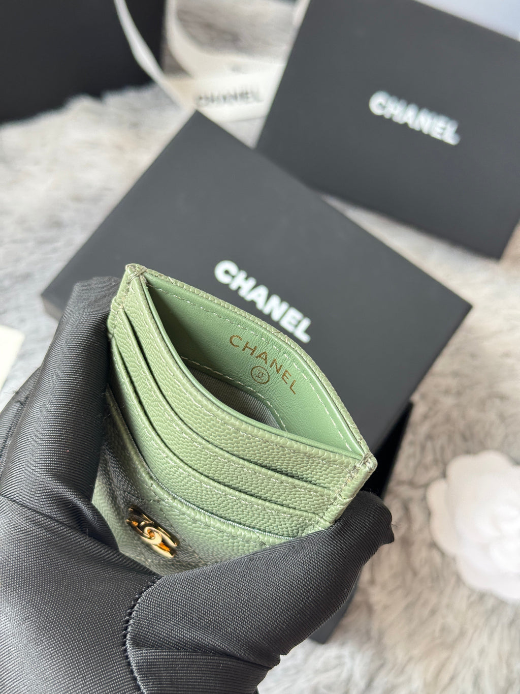 CLASSIC VERTICAL CARD HOLDER 14 IN RAINEE GREEN GRAINED CALFSKIN GOLD-TONE METALLIC