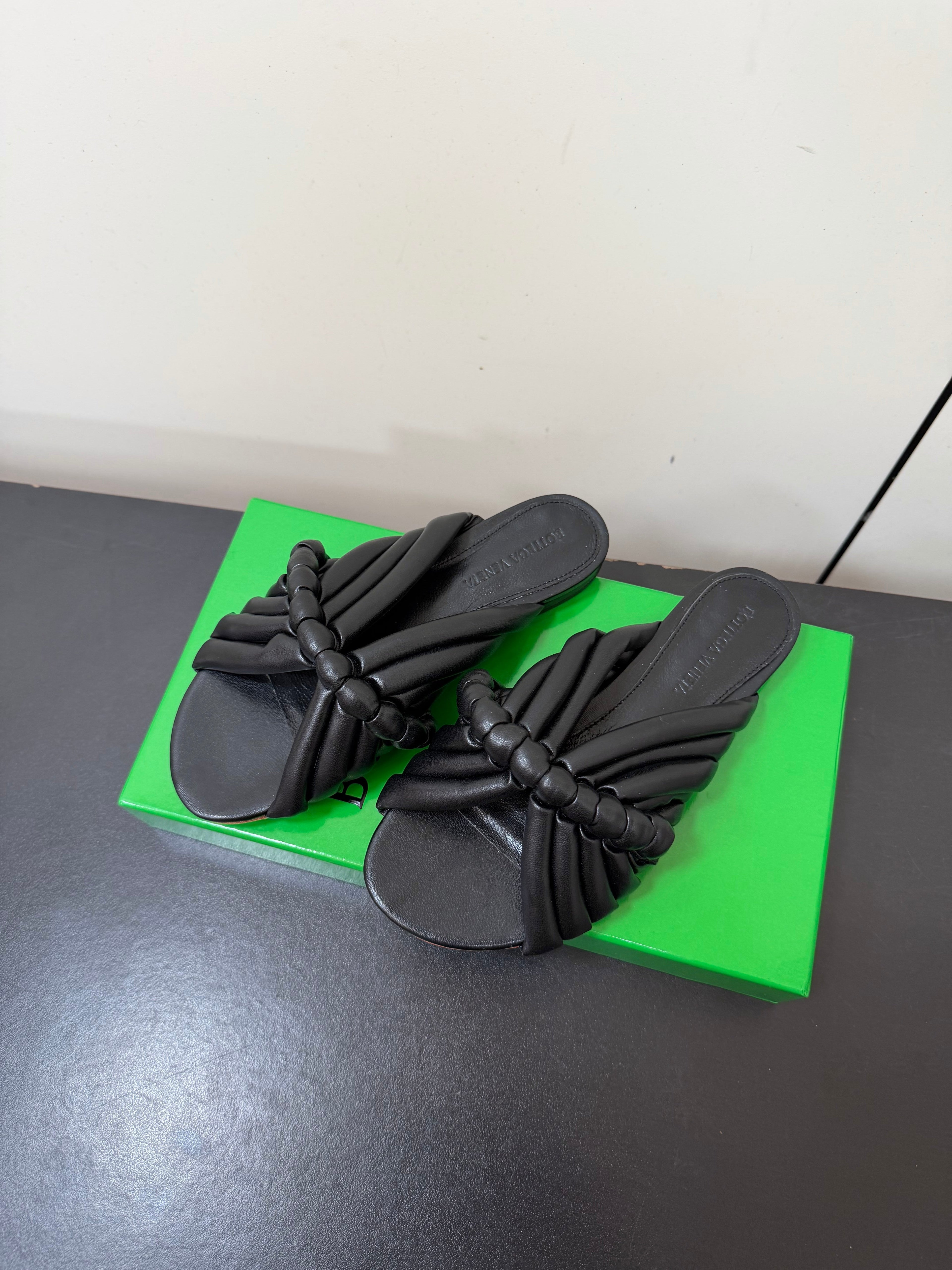 BOTTEGA VENETA 26S BRAIDED STRAP SANDALS IN BLACK LAMBSKIN