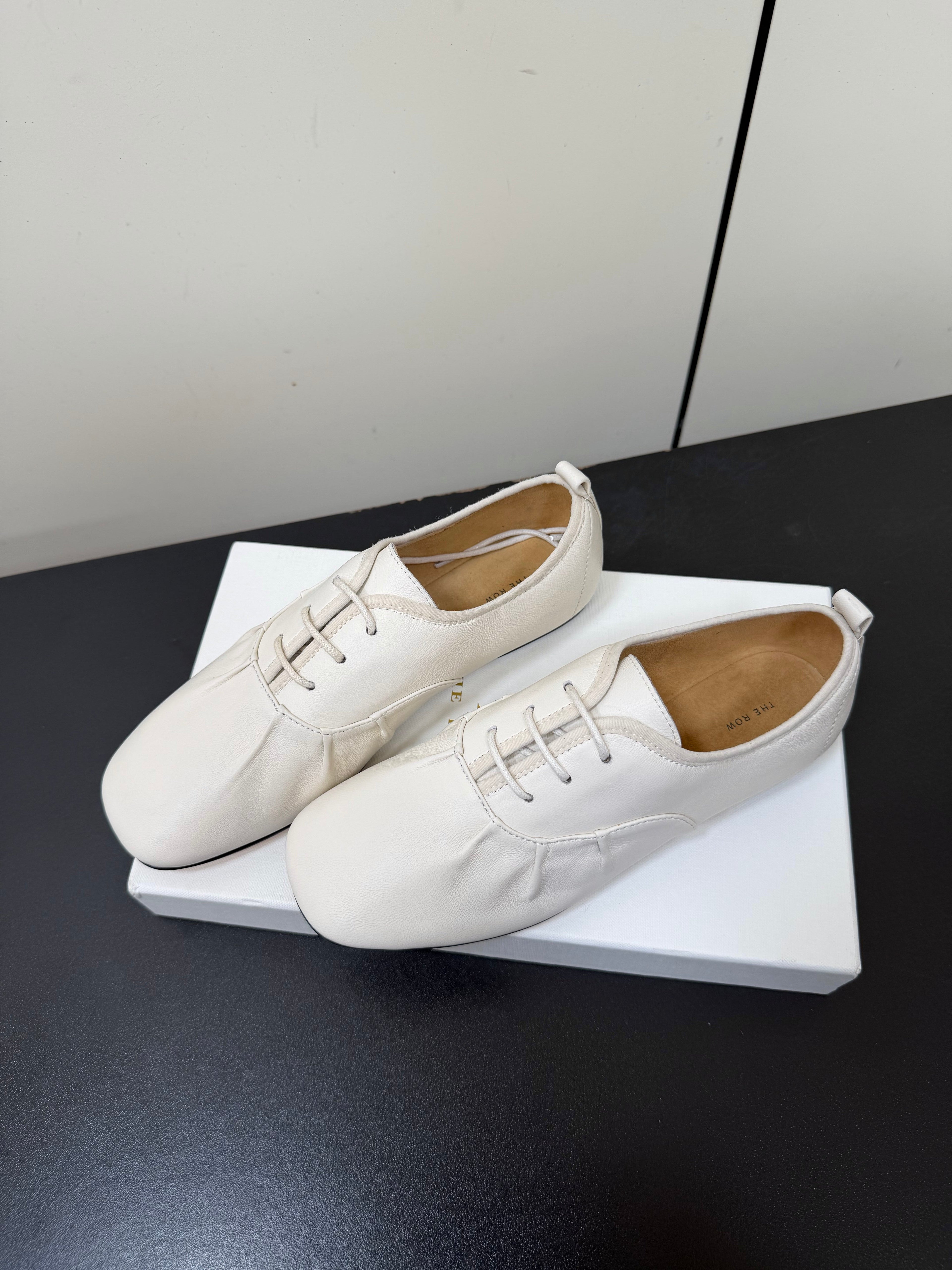 THE ROW 26S LACE UP DERBY FLATS IN WHITE CALFSKIN  WITH SQUARE TOE