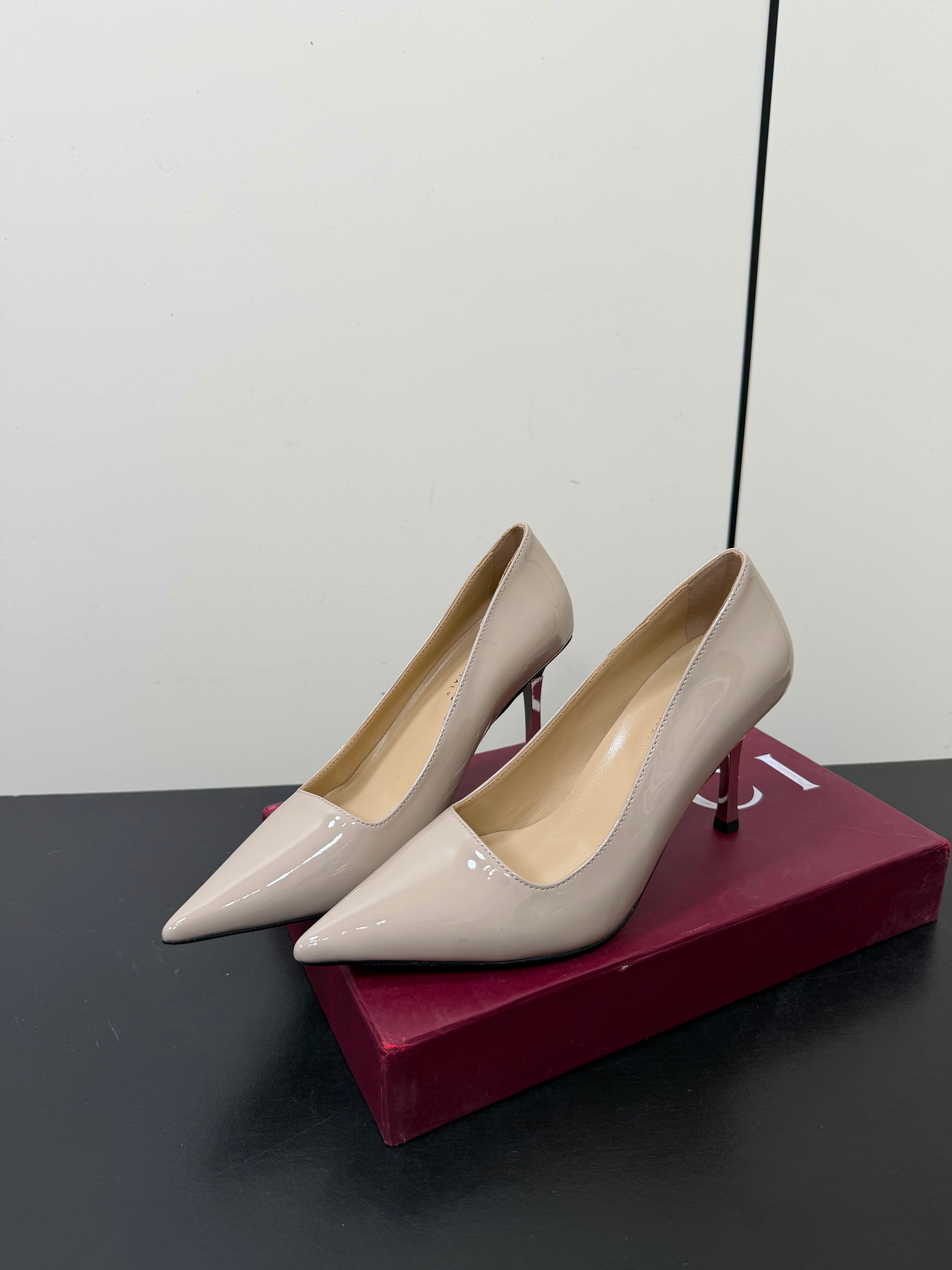 GUCCI 26S POINTED TOE PUMPS 85MM IN BEIGE PATENT CALFSKIN