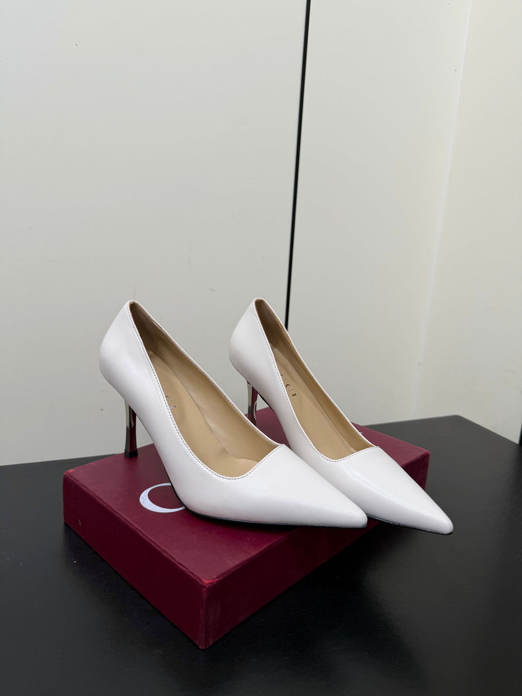 GUCCI 26S POINTED TOE PUMPS 85MM IN WHITE CALFSKIN